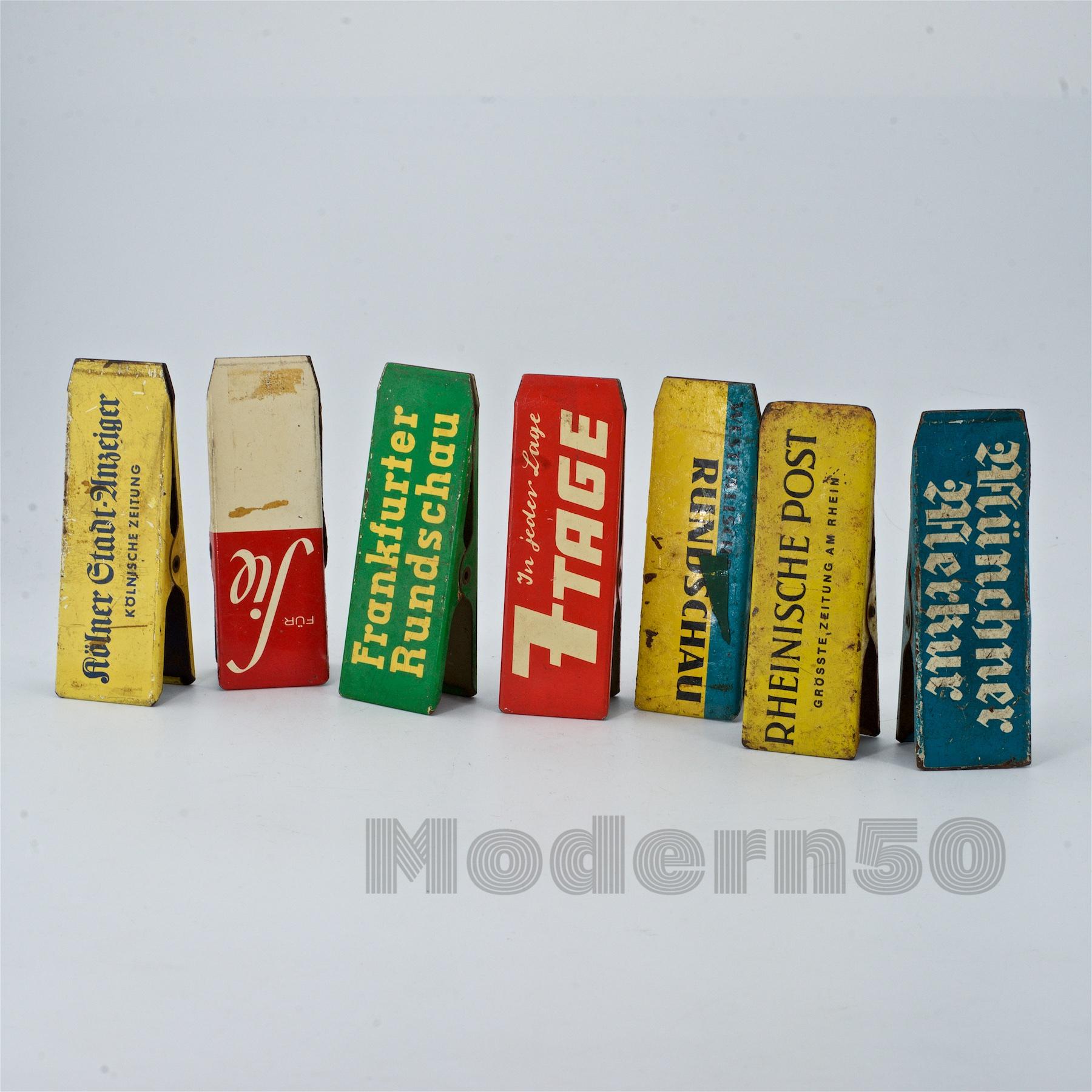 1950er Jahre Deutsch Zeitung Werbung Tin Clips Midcentury Graphic Design Set im Zustand „Starke Gebrauchsspuren“ im Angebot in Hyattsville, MD