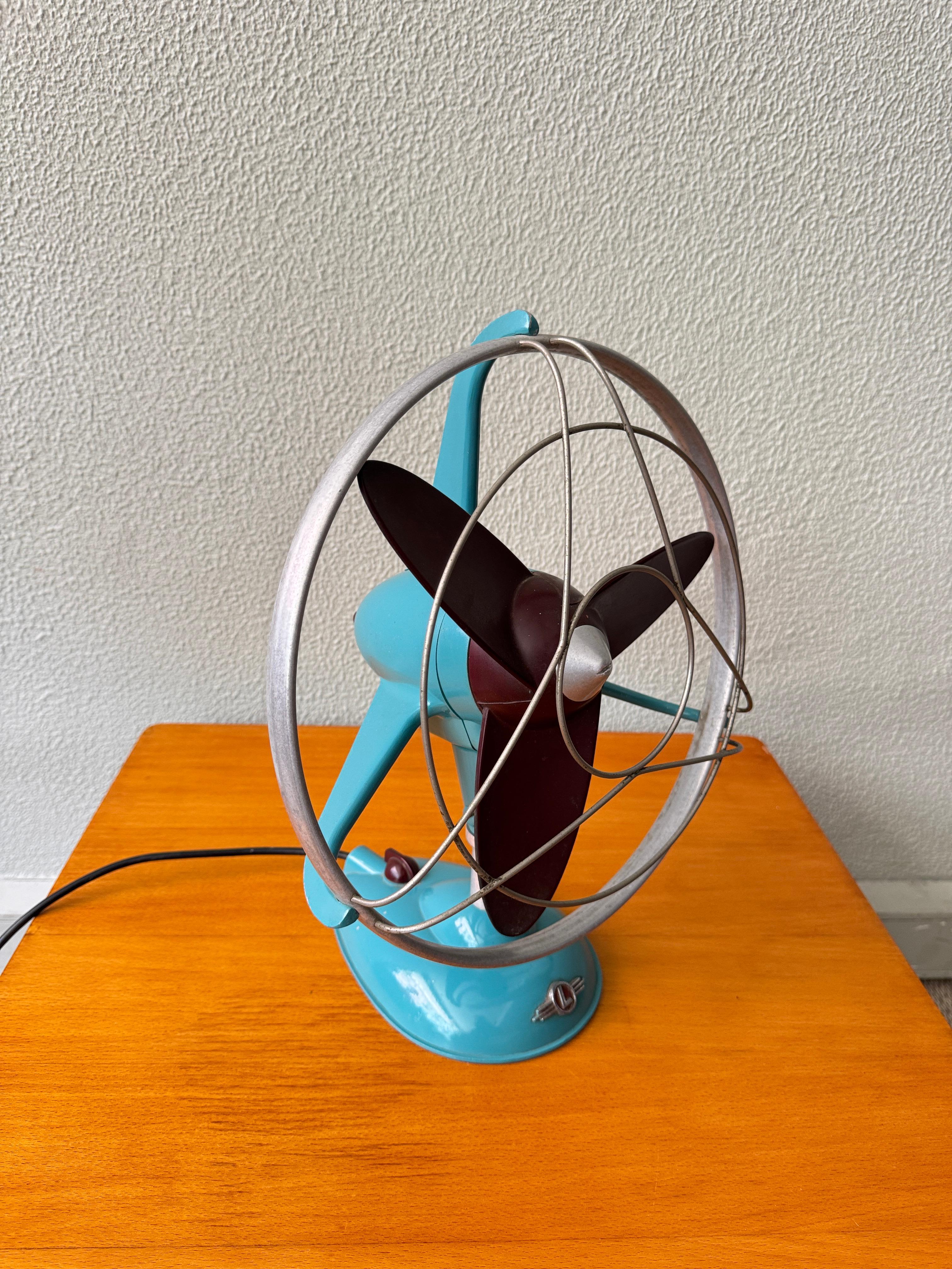 Ventilateur de bureau Streamline allemand des années 1950 par Luft en métal turquoise et bourgogne en vente 3