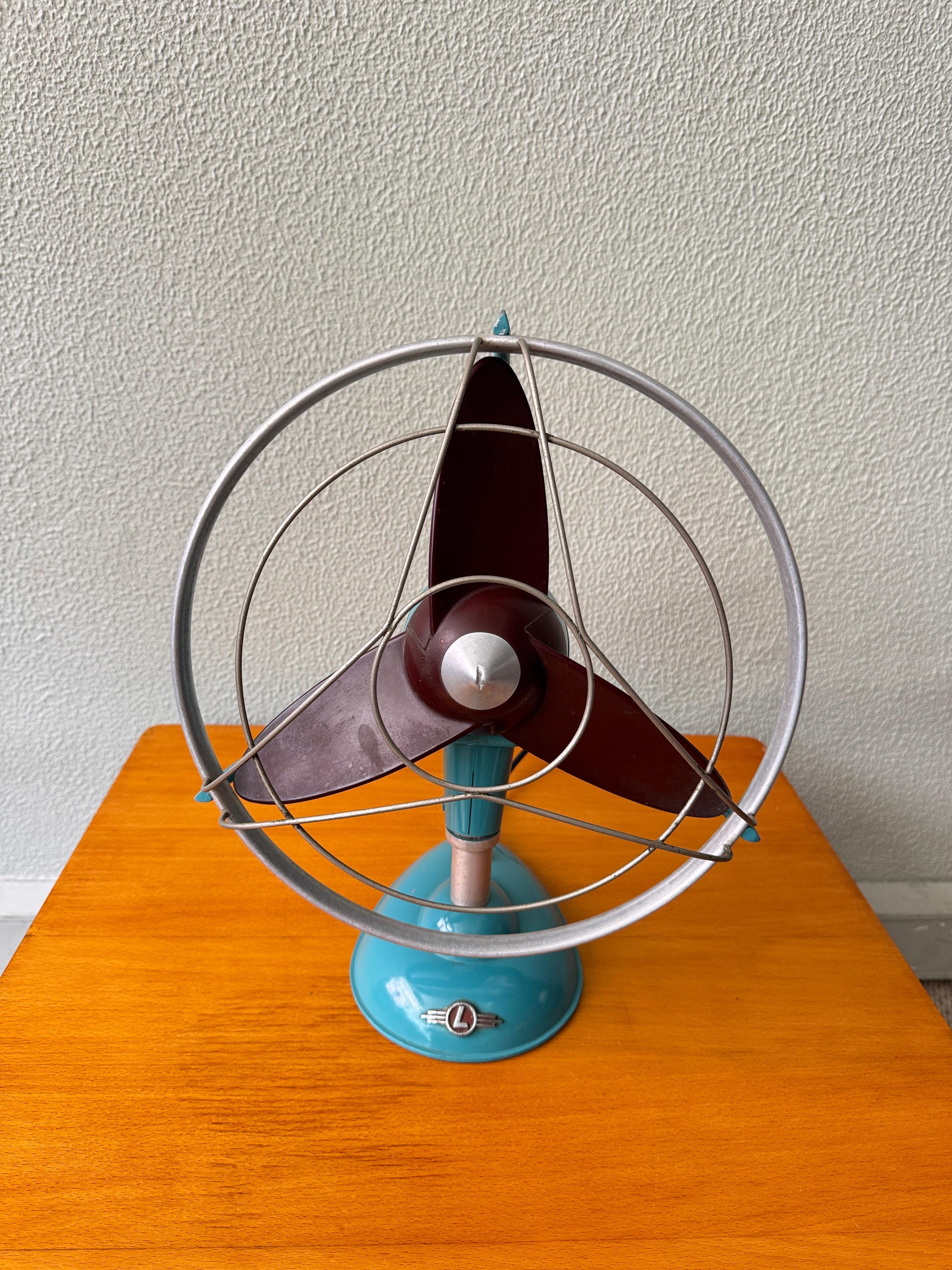 Cet étonnant ventilateur de bureau des années 1950 est un parfait exemple de l'esthétique épurée qui a défini le design industriel du milieu du siècle. Fabriqué par Luft (Allemagne), comme l'indiquent le logo distinctif 