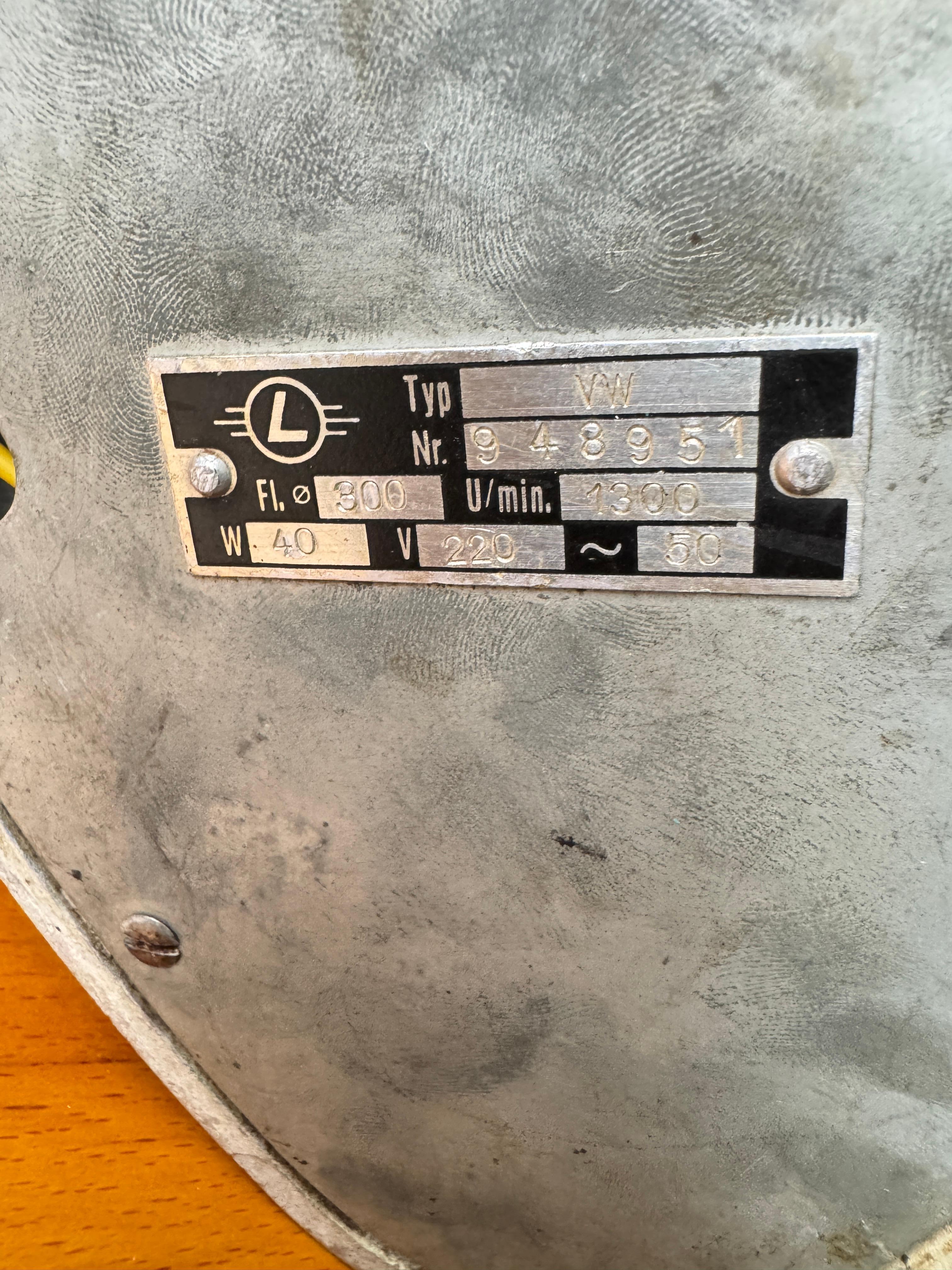 Ventilateur de bureau Streamline allemand des années 1950 par Luft en métal turquoise et bourgogne en vente 13