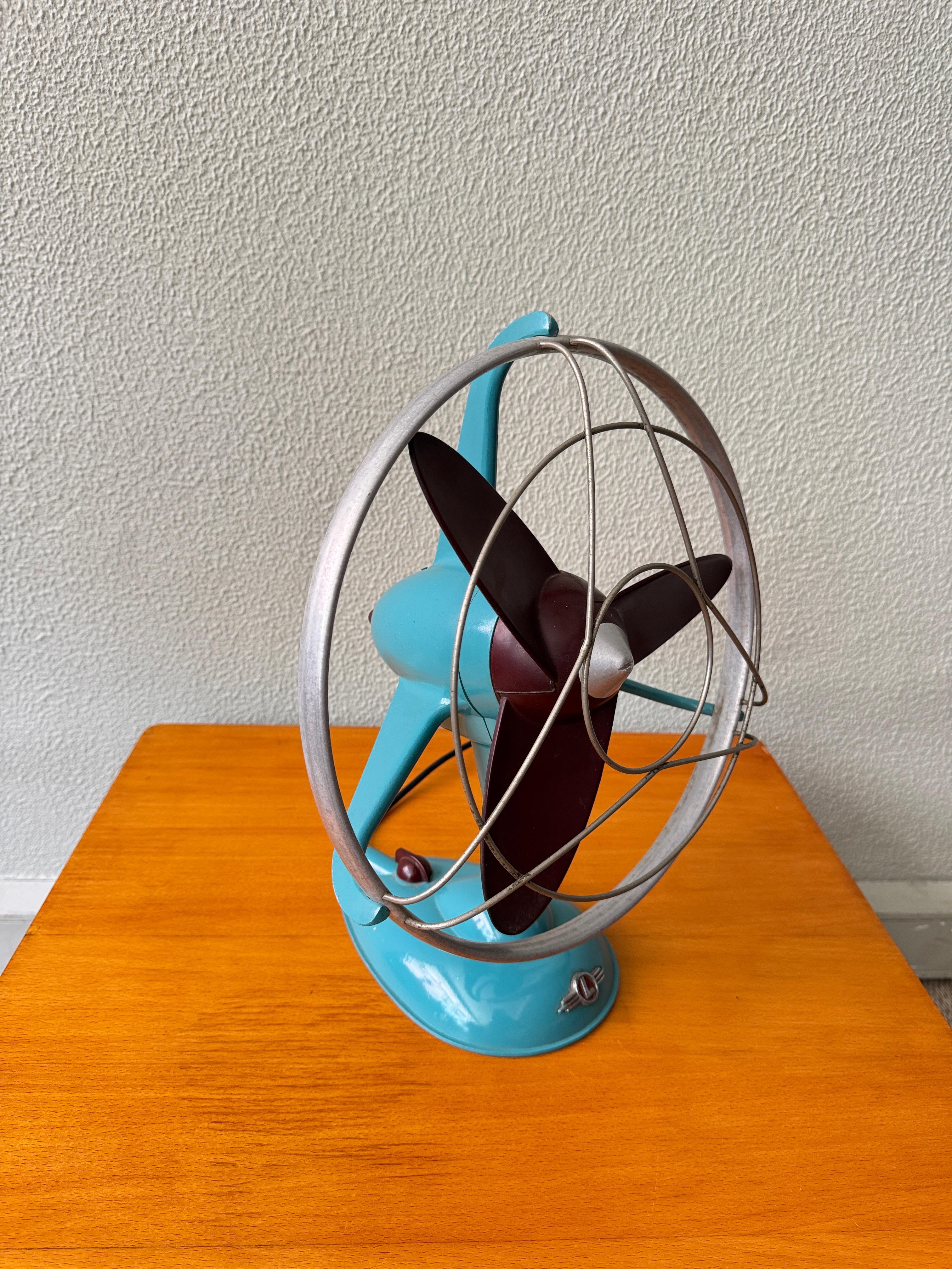 Allemand Ventilateur de bureau Streamline allemand des années 1950 par Luft en métal turquoise et bourgogne en vente