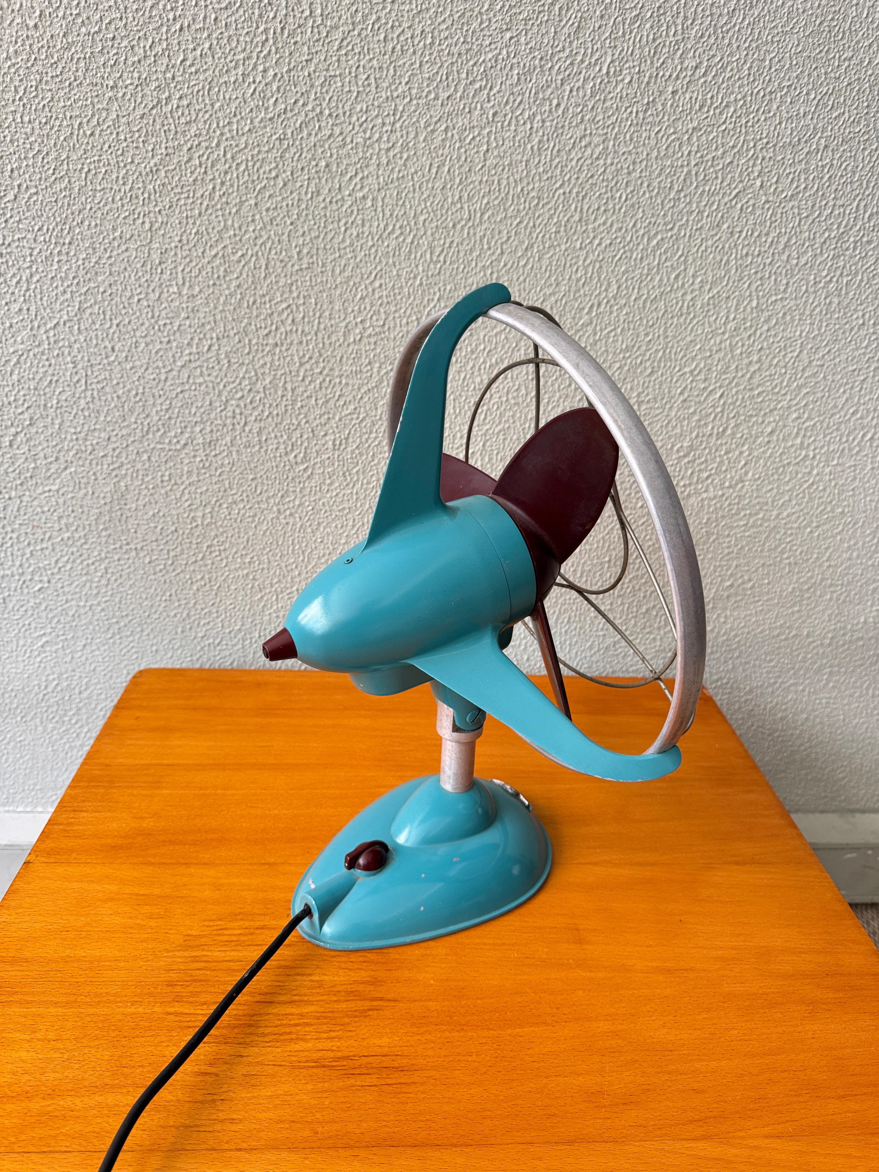 Ventilateur de bureau Streamline allemand des années 1950 par Luft en métal turquoise et bourgogne en vente 1