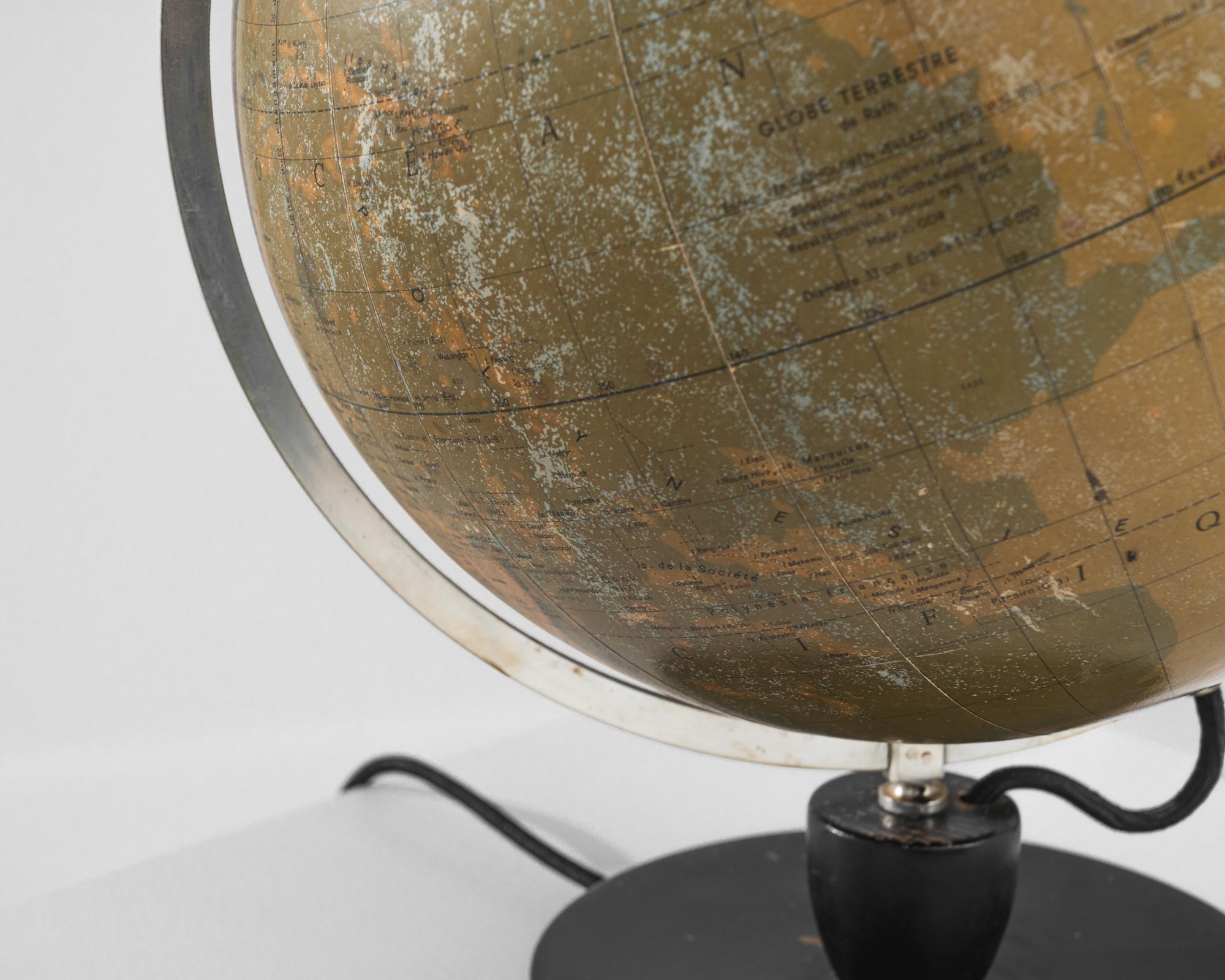 Embarquez pour un voyage à travers le temps et la géographie avec ce globe en bois et en verre allemand des années 1950. Fabriqué à la perfection, le globe terrestre représente le monde dans une représentation étonnante des continents, des pays et