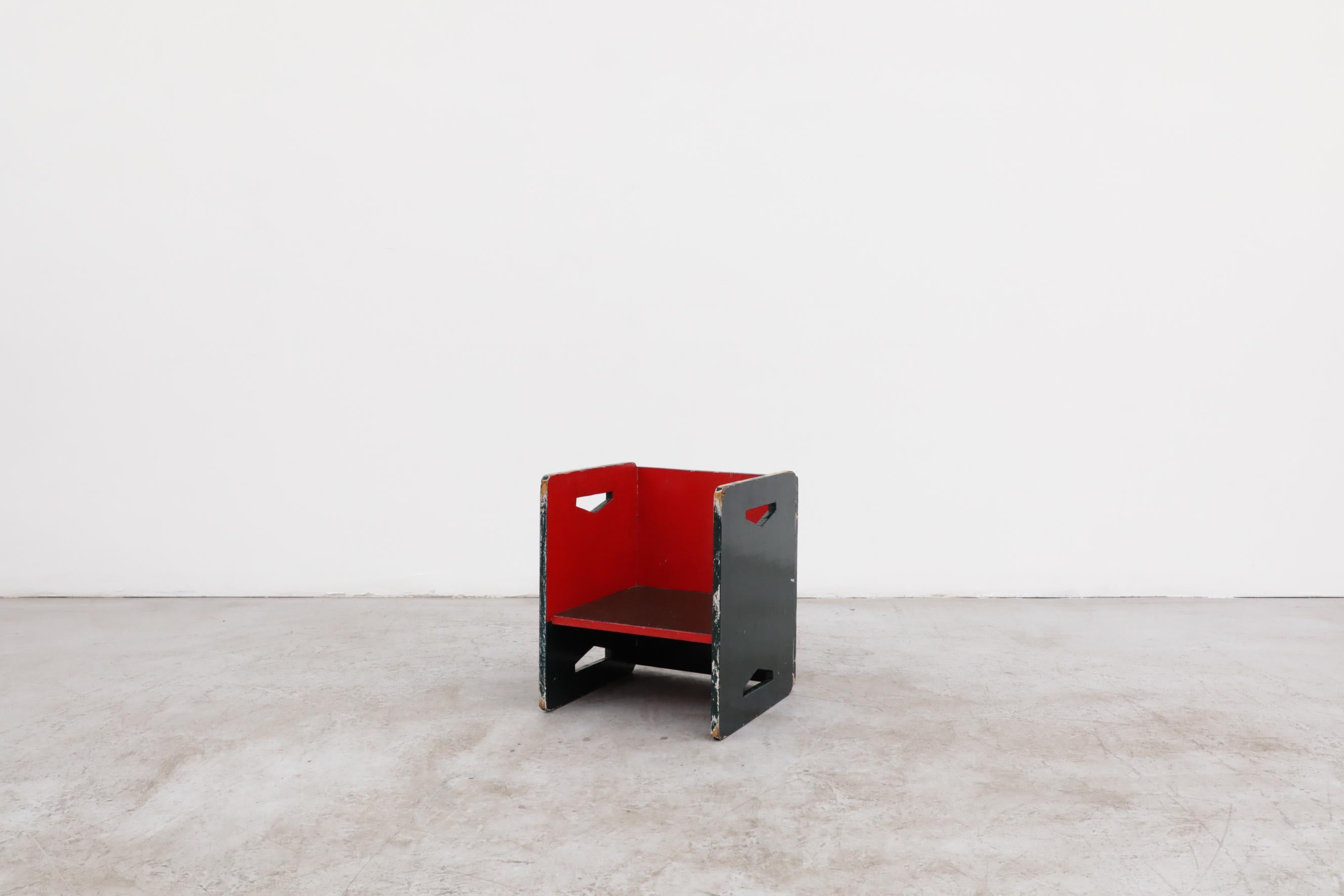 Mignonne petite chaise pour enfants en contreplaqué peint, inspirée de Gerrit Rietveld, avec double hauteur d'assise. En très bon état d'origine, avec une forte patine, y compris des éclats de peinture et des rayures. L'usure est conforme à son âge