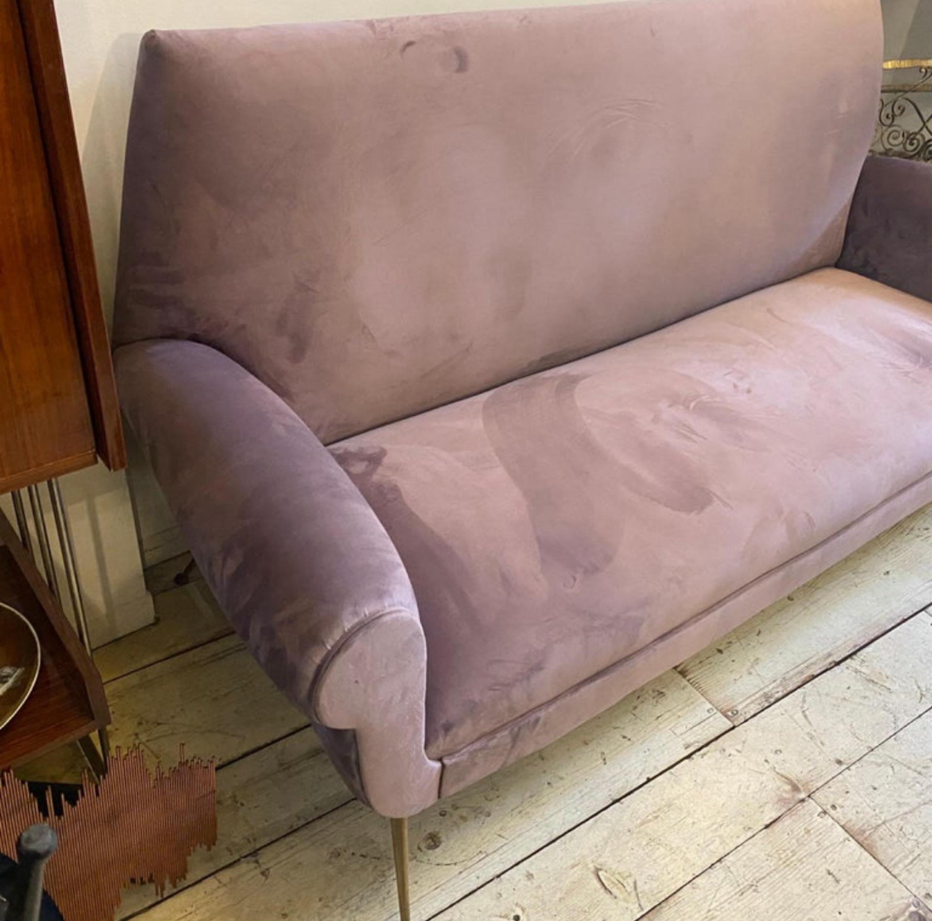 Italienisches Wisteria-Sofa aus Samt im Gigi Radice-Stil aus der Mitte des Jahrhunderts, 1950er Jahre im Zustand „Gut“ im Angebot in Aci Castello, IT