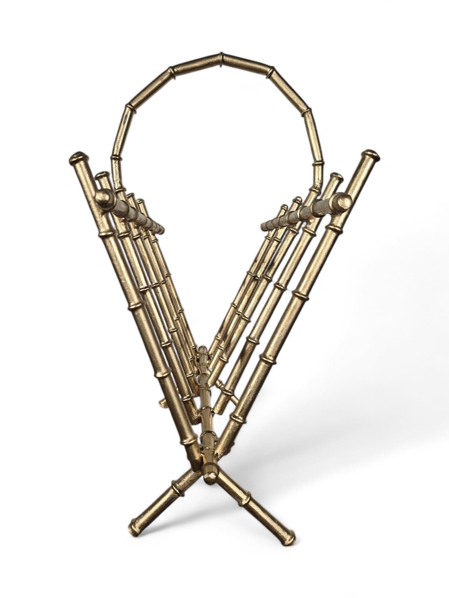 Portariviste in bronzo dorato degli anni '50 - Bamboo Design

Bellissimo portariviste vintage degli anni '50, realizzato in bronzo dorato con un raffinato design ispirato al bambù. La struttura è robusta e decorativa al tempo stesso, incarnando