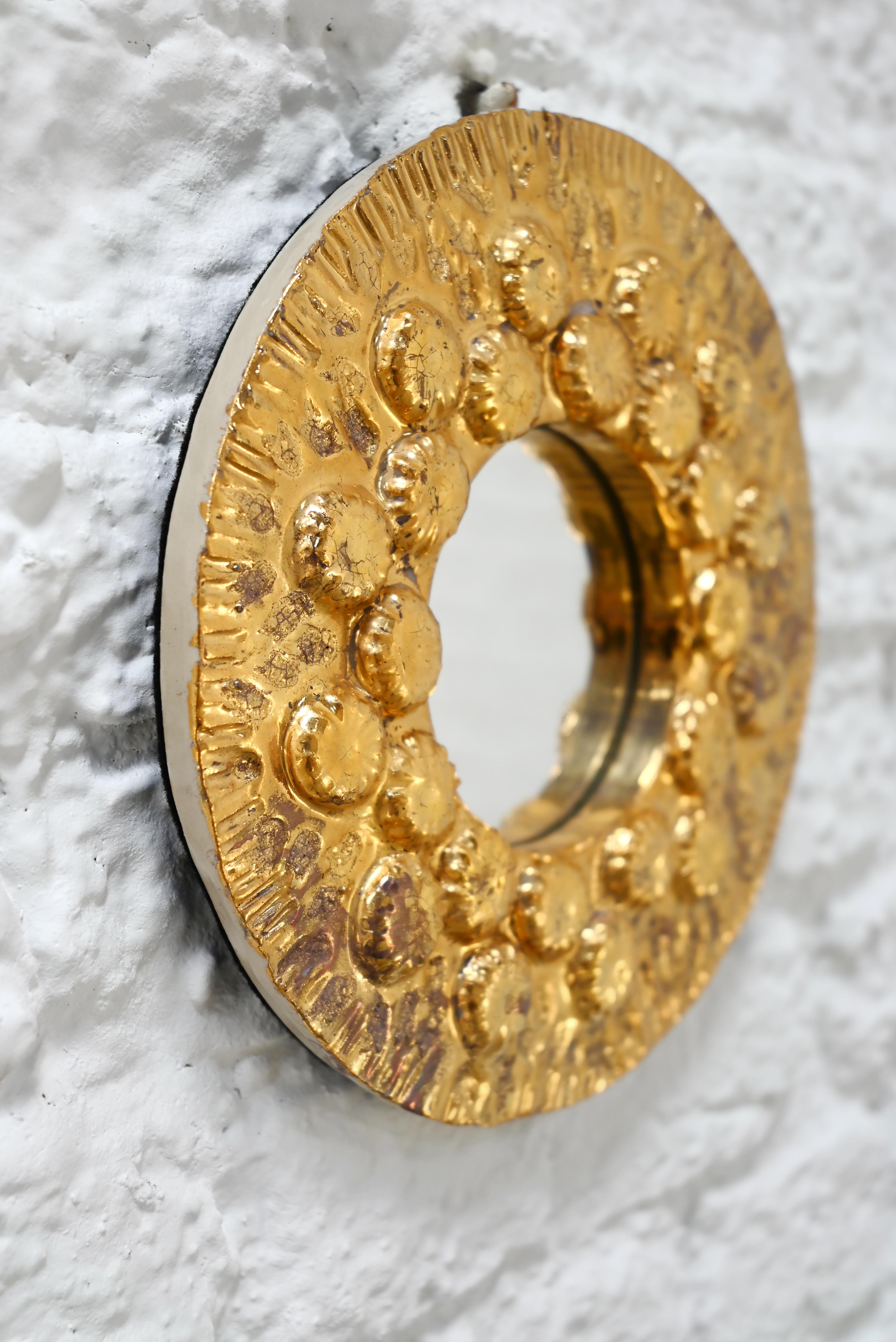 Mid-Century Modern Miroir en céramique dorée en forme de soleil des années 1950 dans le style de Mithe Espelt en vente