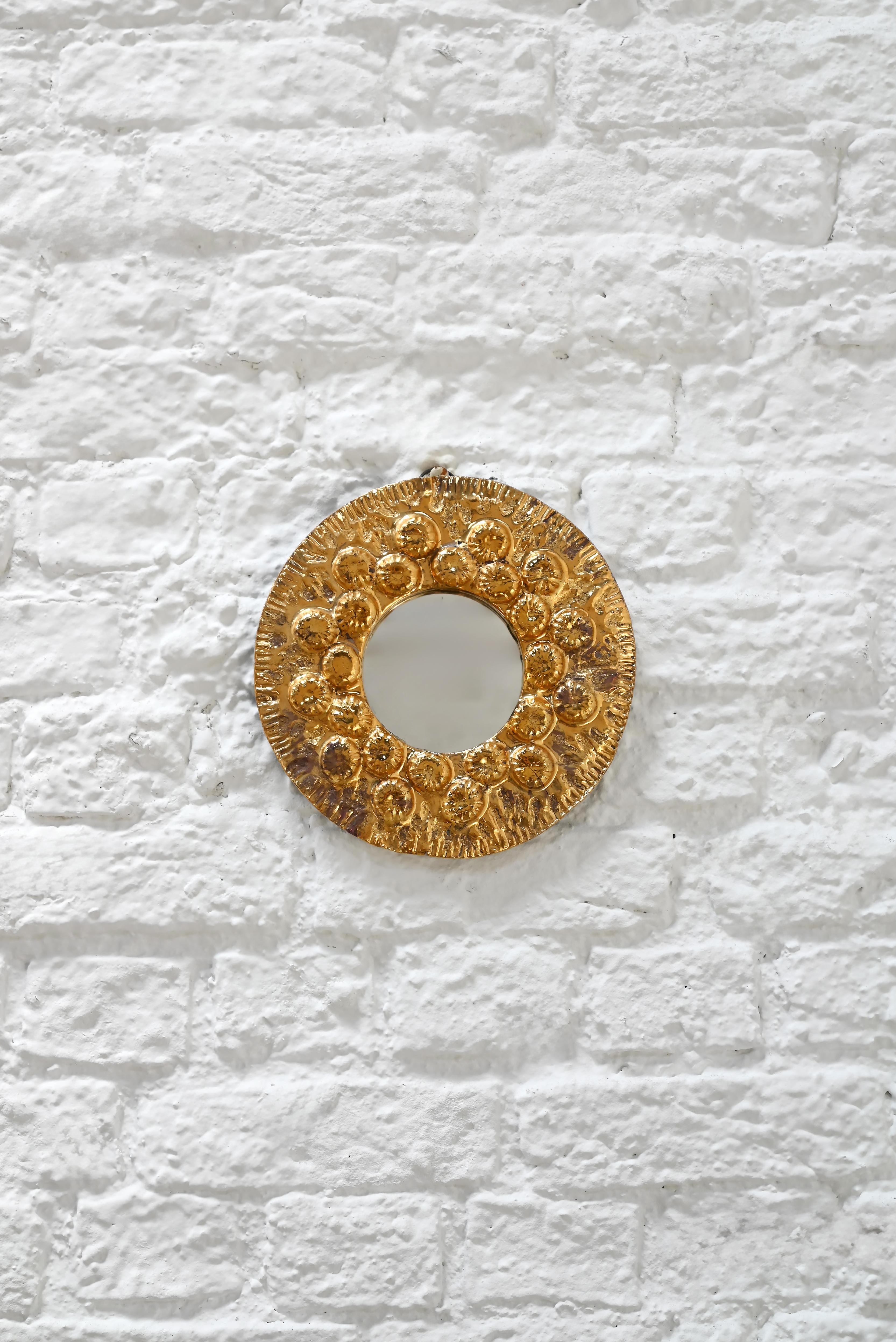 Français Miroir en céramique dorée en forme de soleil des années 1950 dans le style de Mithe Espelt en vente