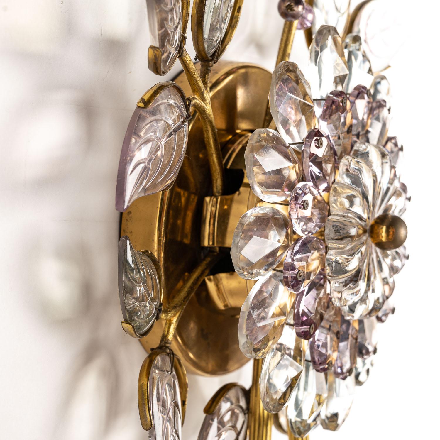 20ième siècle Pendentif en laiton doré et verre de cristal des années 1950 attribué à la Maison Bagus en vente