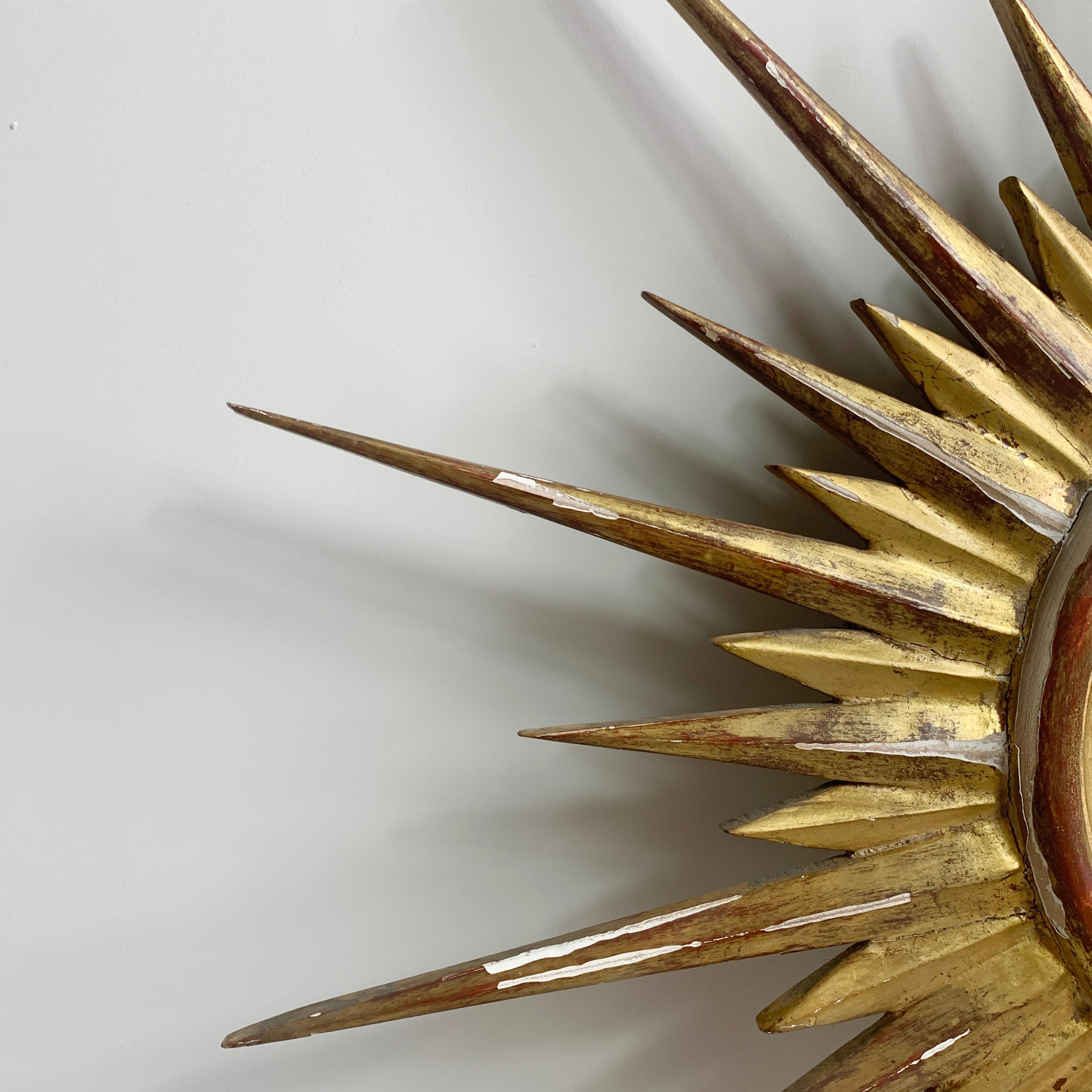 1950'S gilt convex sunburst mirror, French
Wooden sunburst mirror with gesso and gilt overlay
Measures: 66 cm width, 3.5 cm depth
Convex glass mirror
Some losses to gilt with age and use as expected
No damage to spikes
Small hook on the