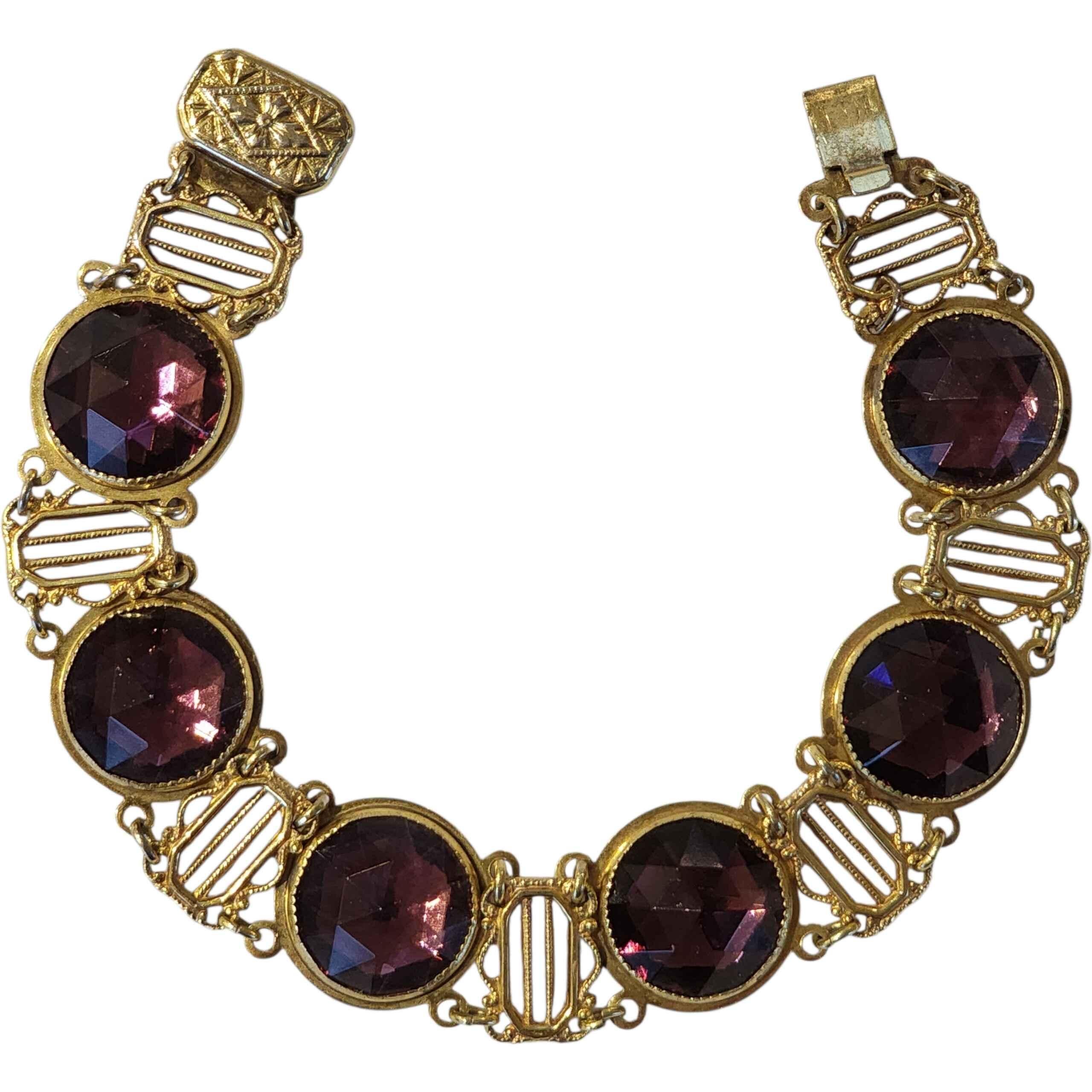 Pulsera de filigrana dorada de los años 50 con grandes piedras Rivoli de cristal amatista Retro en venta