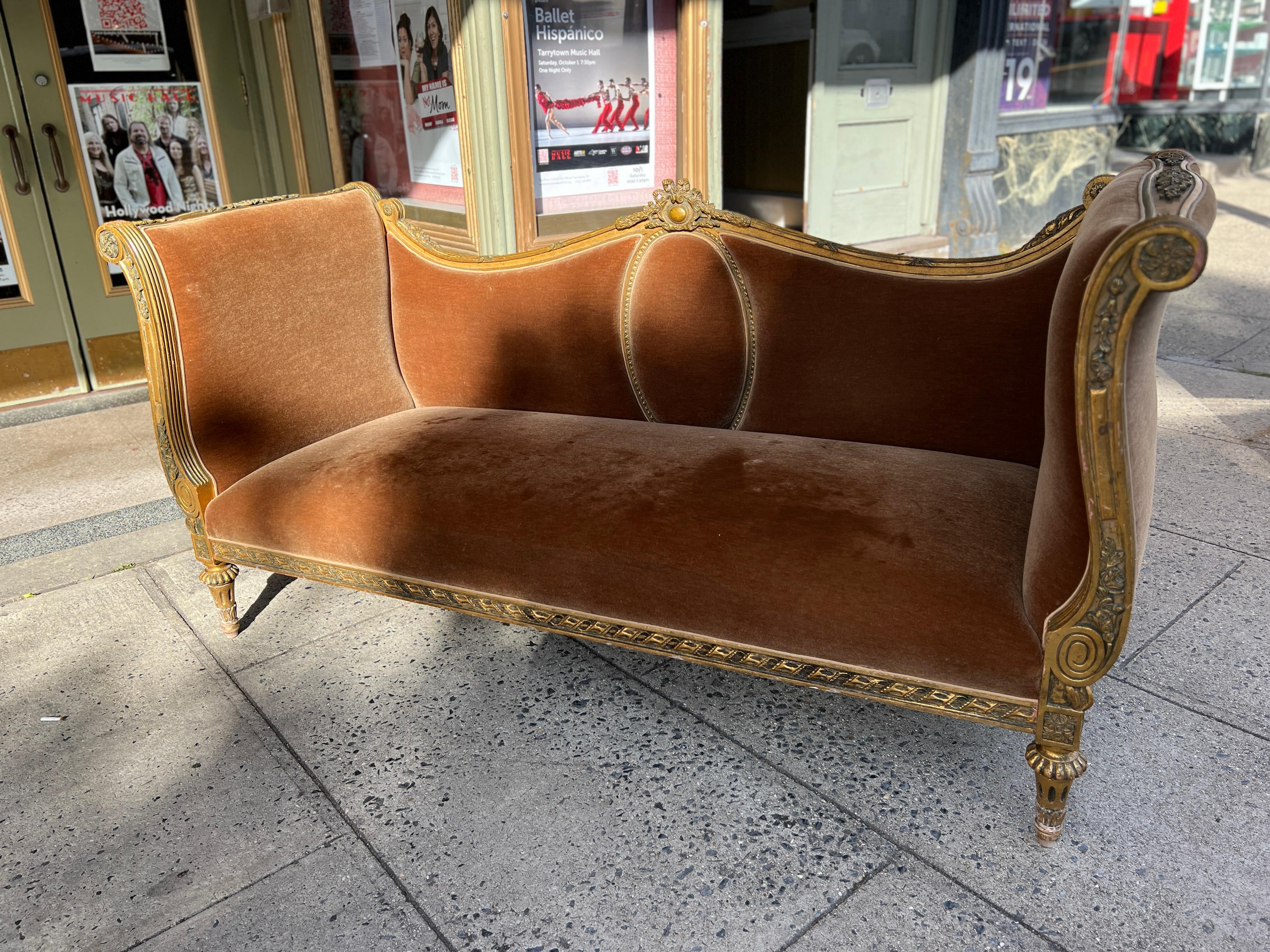 Vergoldete französische Couch aus Mohair, 1950er Jahre im Angebot 7