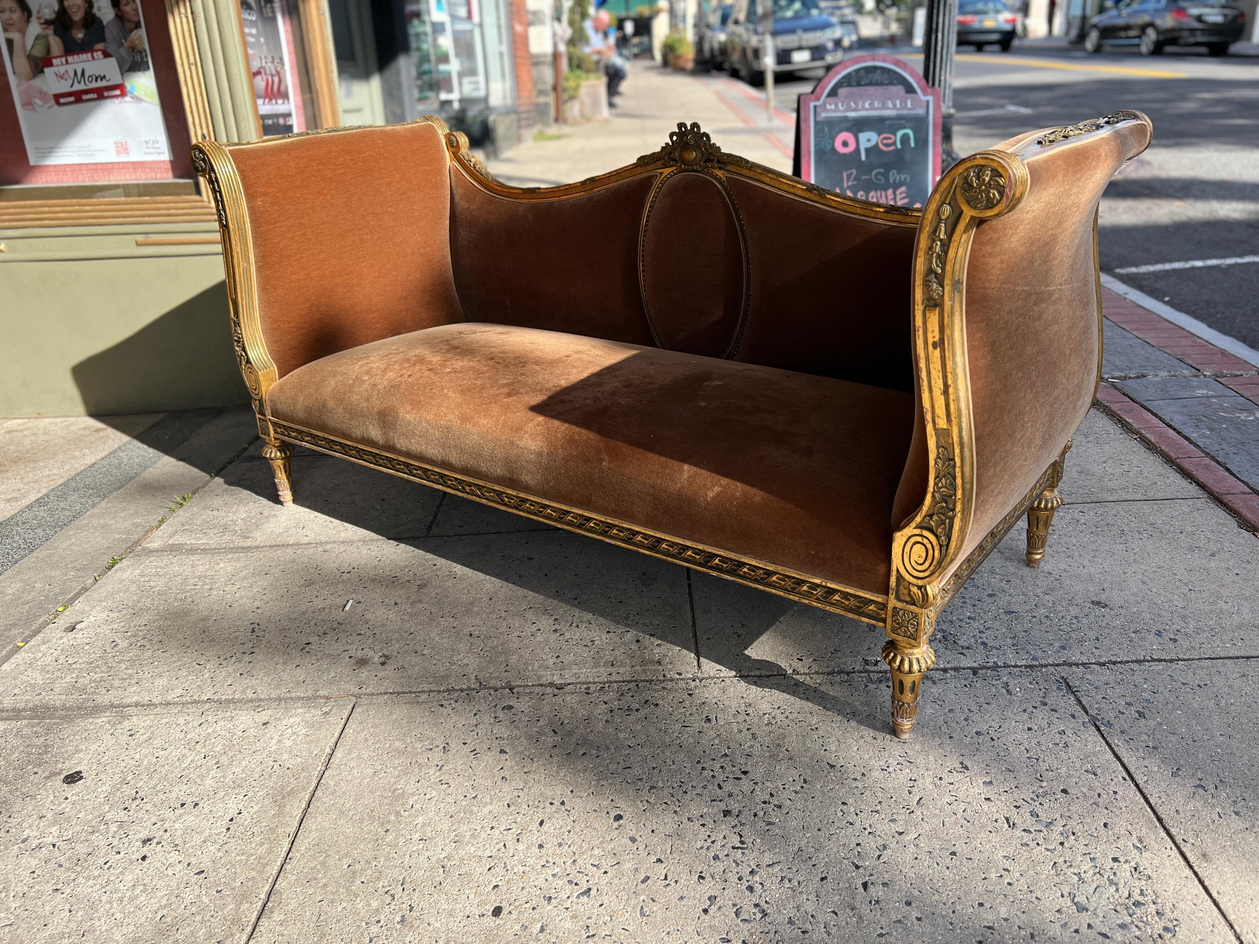 Vergoldete französische Couch aus Mohair, 1950er Jahre im Angebot 8