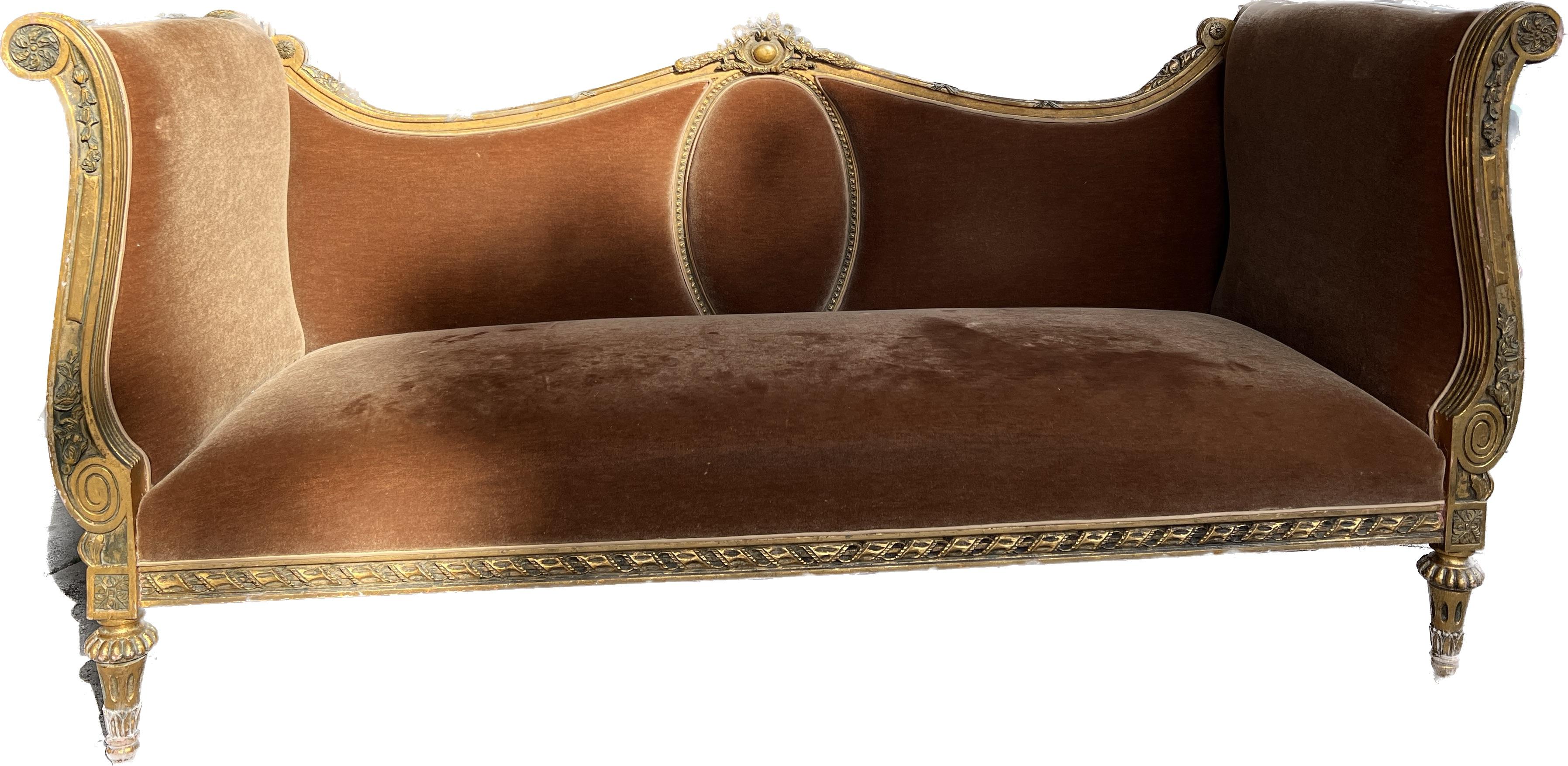 Couch aus vergoldetem Holz im französischen Stil, vor etwa 8 Jahren mit Mohair bezogen. Metallornamente.