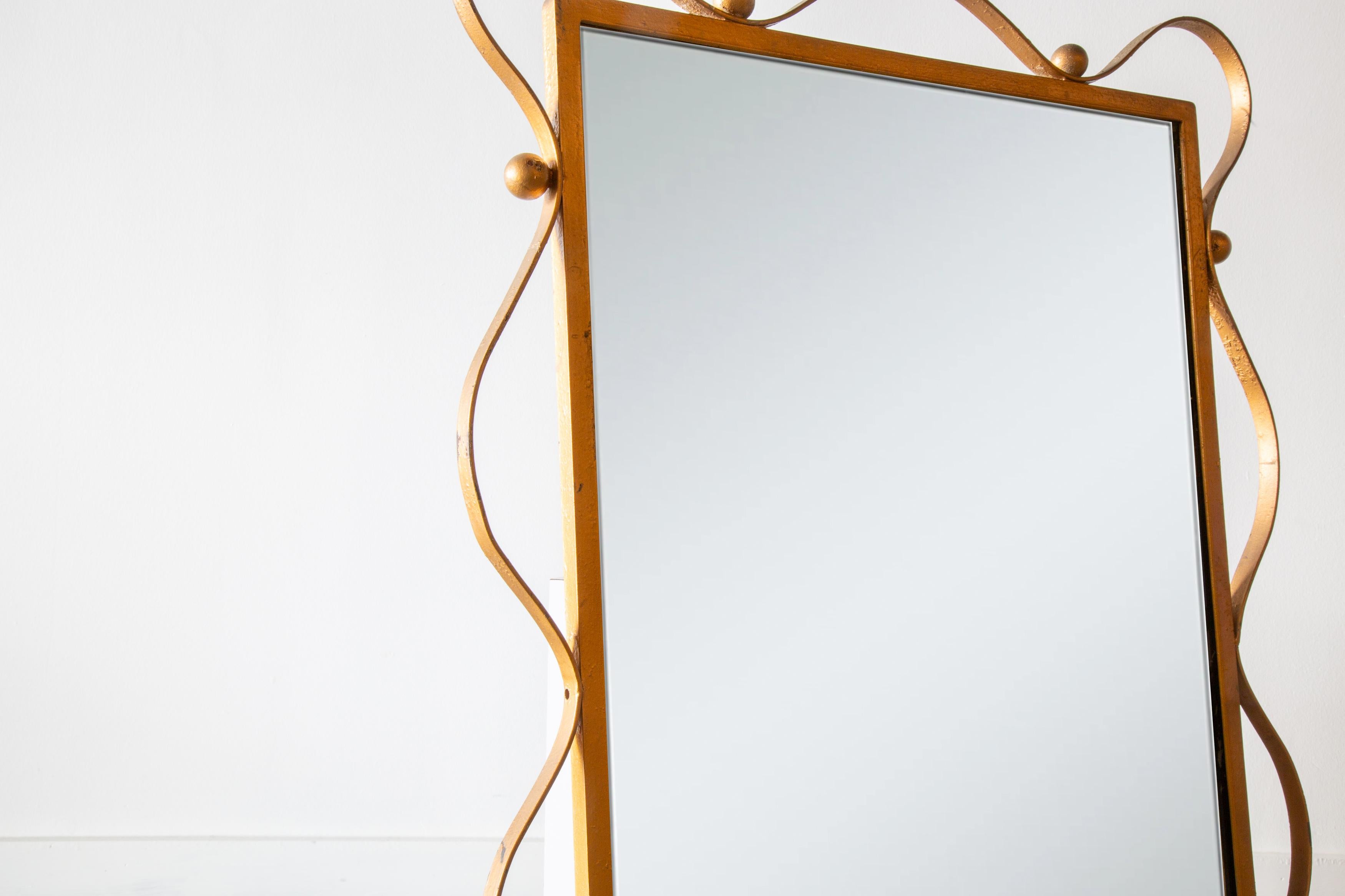1950er Jahre Vergoldetes Eisenband Spiegel im Stil von Jean Royere Mid century modern (Moderne der Mitte des Jahrhunderts) im Angebot