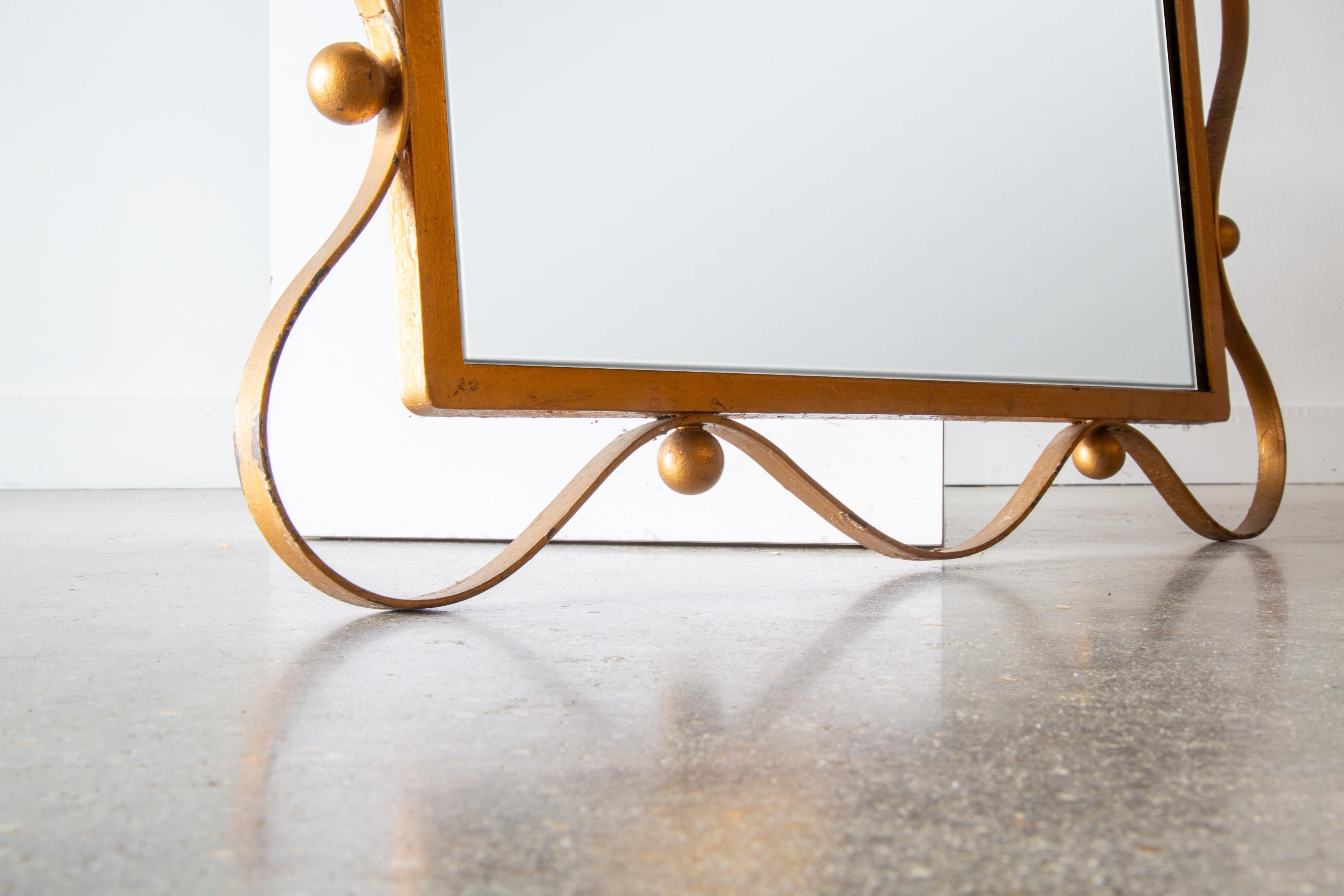 1950er Jahre Vergoldetes Eisenband Spiegel im Stil von Jean Royere Mid century modern (amerikanisch) im Angebot