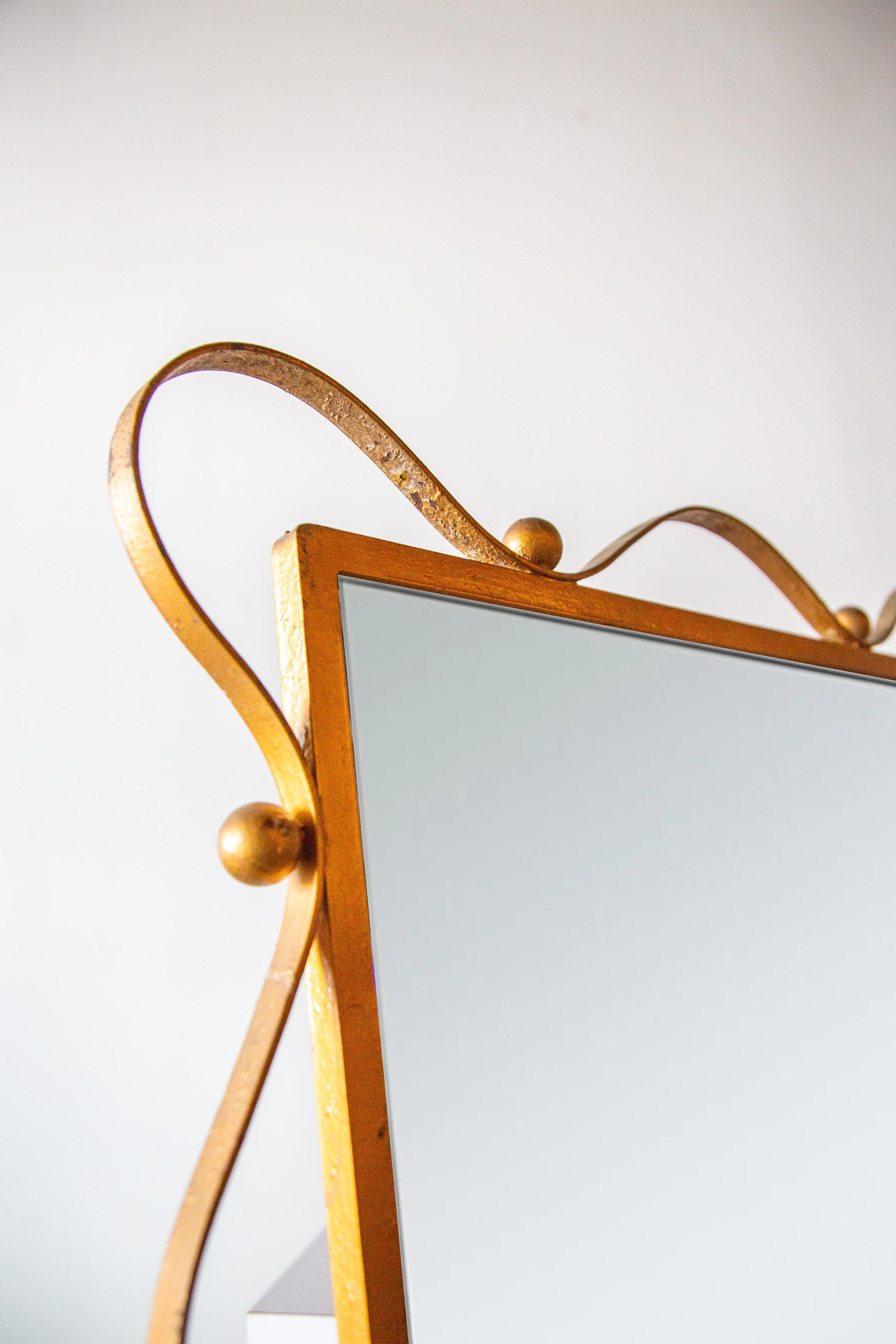 1950er Jahre Vergoldetes Eisenband Spiegel im Stil von Jean Royere Mid century modern im Zustand „Gut“ im Angebot in Virginia Beach, VA
