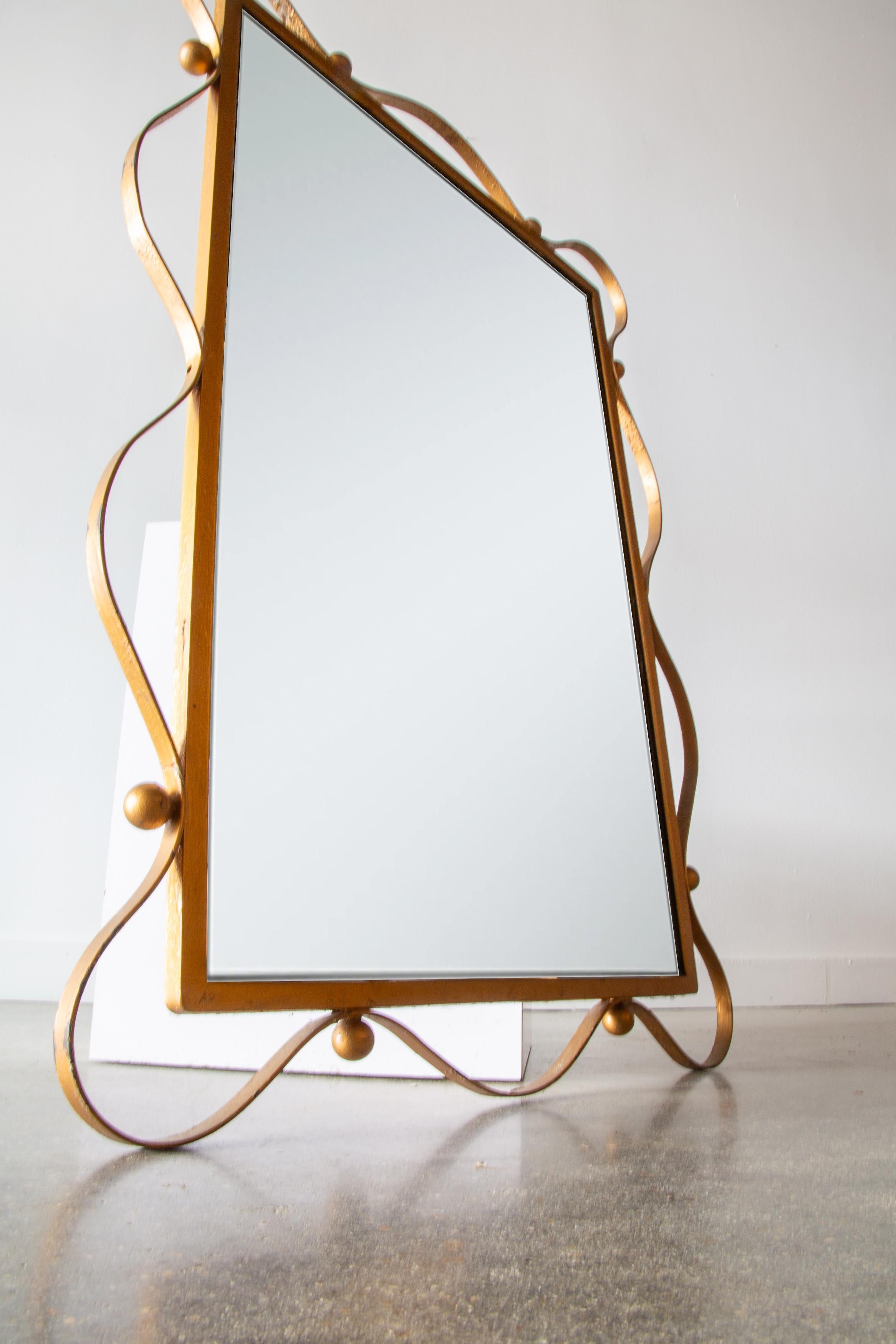 1950er Jahre Vergoldetes Eisenband Spiegel im Stil von Jean Royere Mid century modern (Mitte des 20. Jahrhunderts) im Angebot