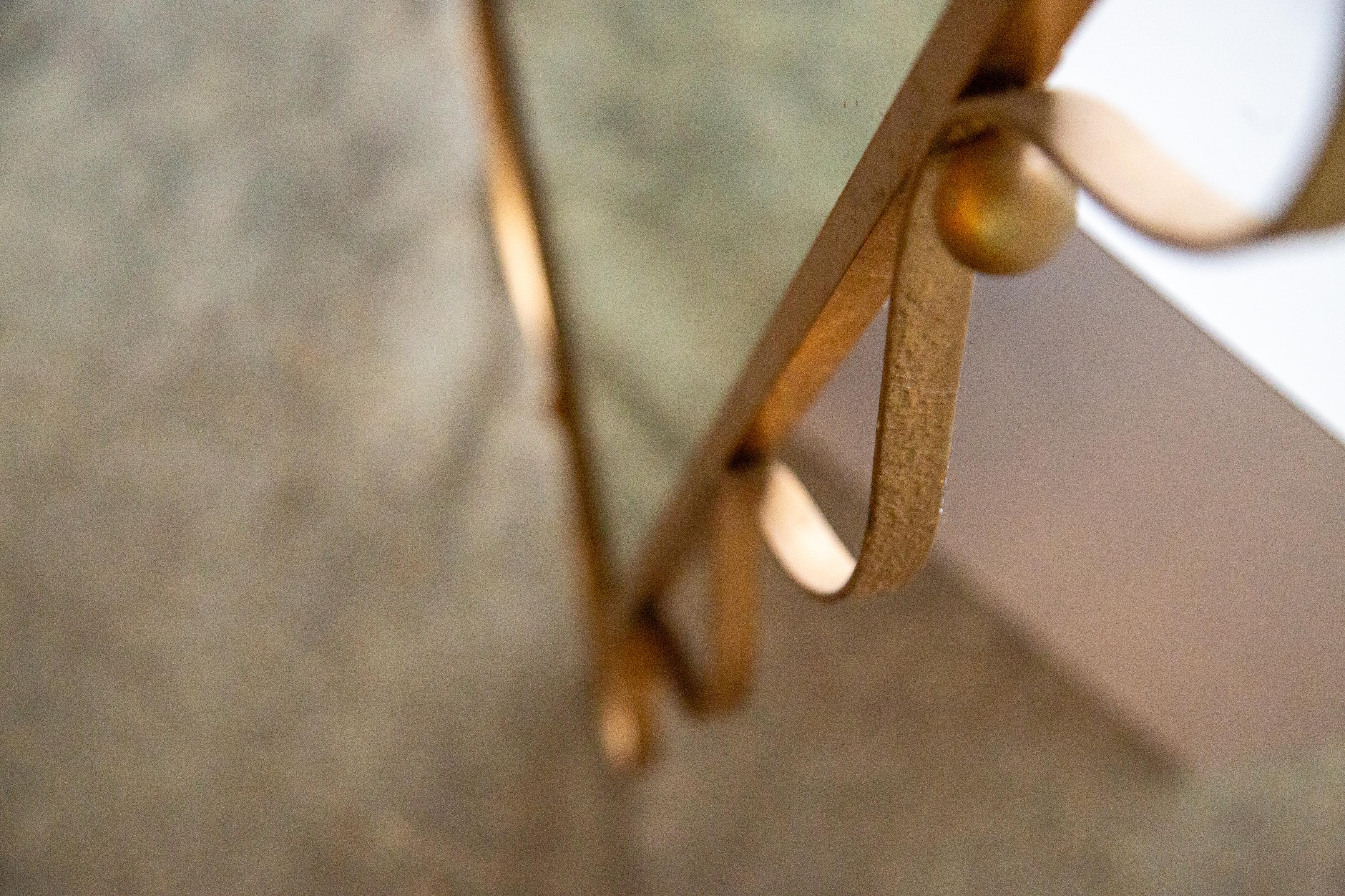 1950er Jahre Vergoldetes Eisenband Spiegel im Stil von Jean Royere Mid century modern (Messing) im Angebot