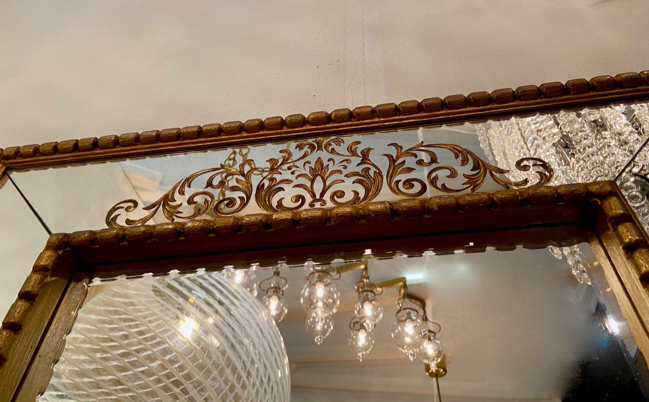 Grand miroir français décoré en bois doré des années 1950 Bon état - En vente à London, Fitzrovia