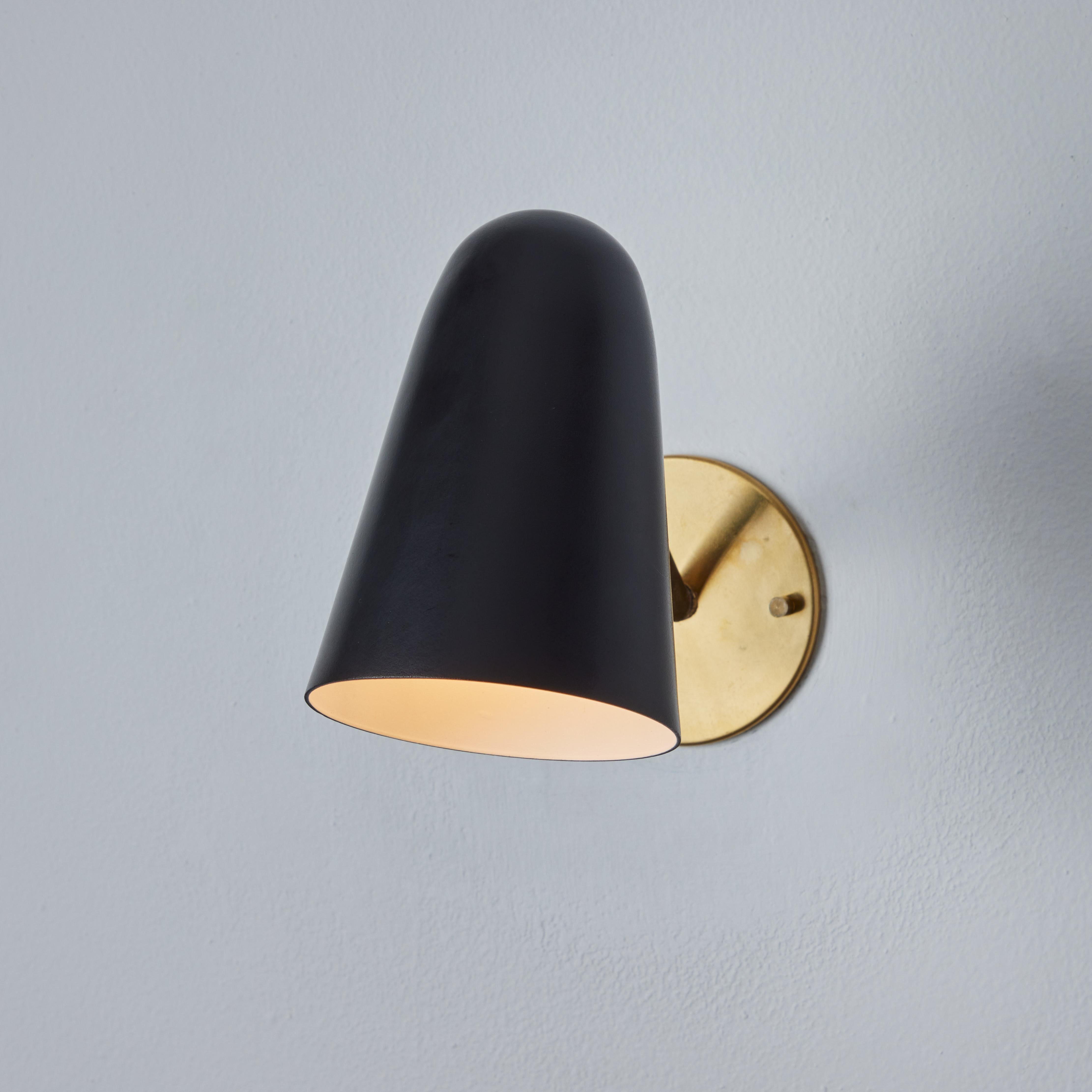 1950s Gino Sarfatti Model #27 Black Metal & Brass Sconce for Arteluce In Good Condition In Glendale, CA