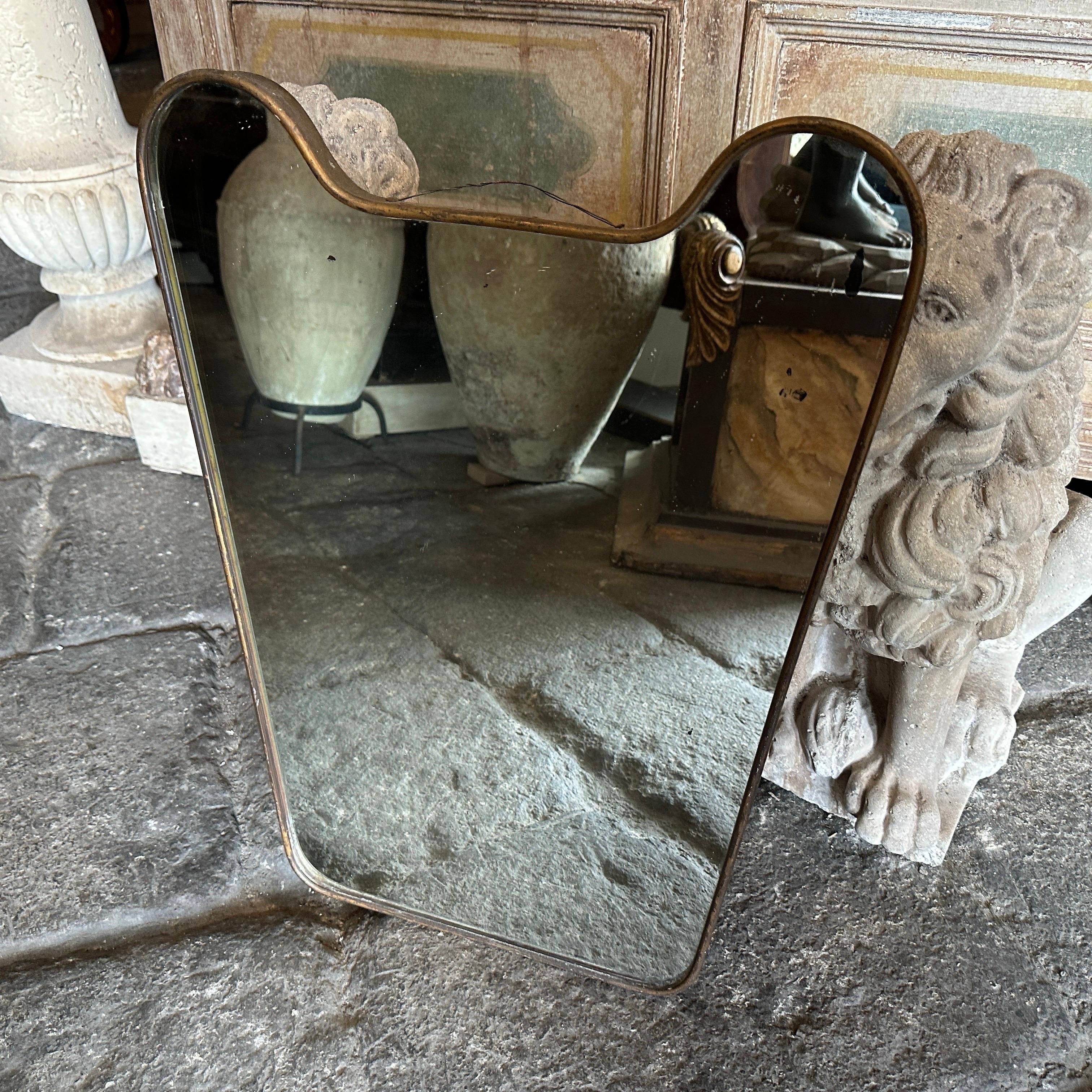 Un incredibile specchio da parete a forma di biscotto della metà del secolo scorso, realizzato a mano in Italia negli anni Cinquanta alla maniera di Gio Ponti, che utilizzava questi specchi da parete per arredare le case più prestigiose di Milano