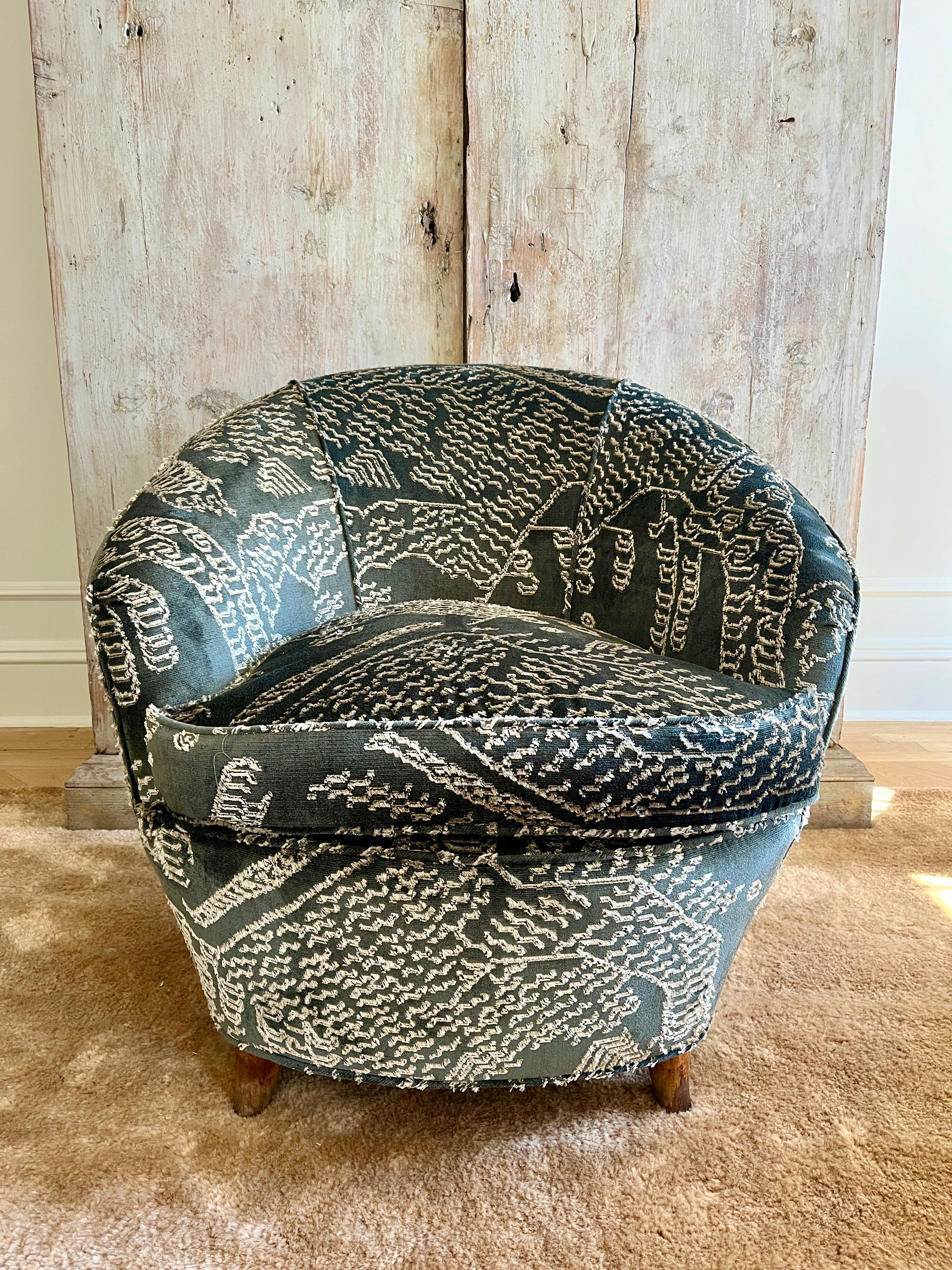 1950s Gio Ponti attributed tub-style accent armchair on short tapered wood legs, newly reupholstered in a jacquard velvet fabric. 

The newly installed (2022) fabric is DEDAR Tiger Mountain in Petrified Wood, which was originally inspired by
