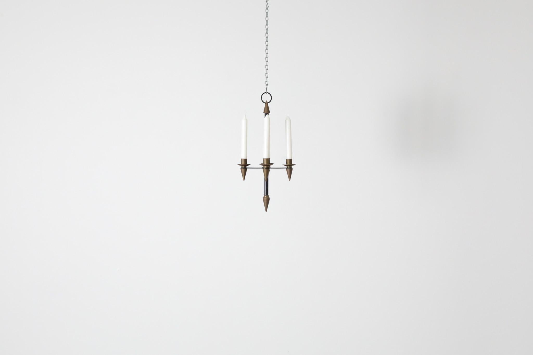 Candelabro sospeso in ottone e metallo smaltato nero opaco della metà del secolo scorso (anni '50). Progettato con eleganza in stile brutalista e simile al lavoro del maestro italiano Gio Ponti (1891-1979). In buone condizioni generali, con