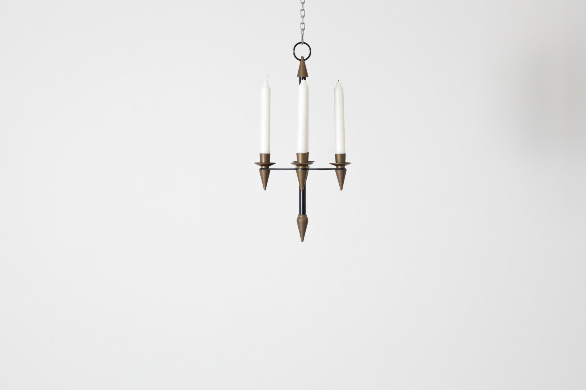 Brutalismo Candelabro a sospensione in ottone e metallo in stile Gio Ponti degli anni '50 in vendita