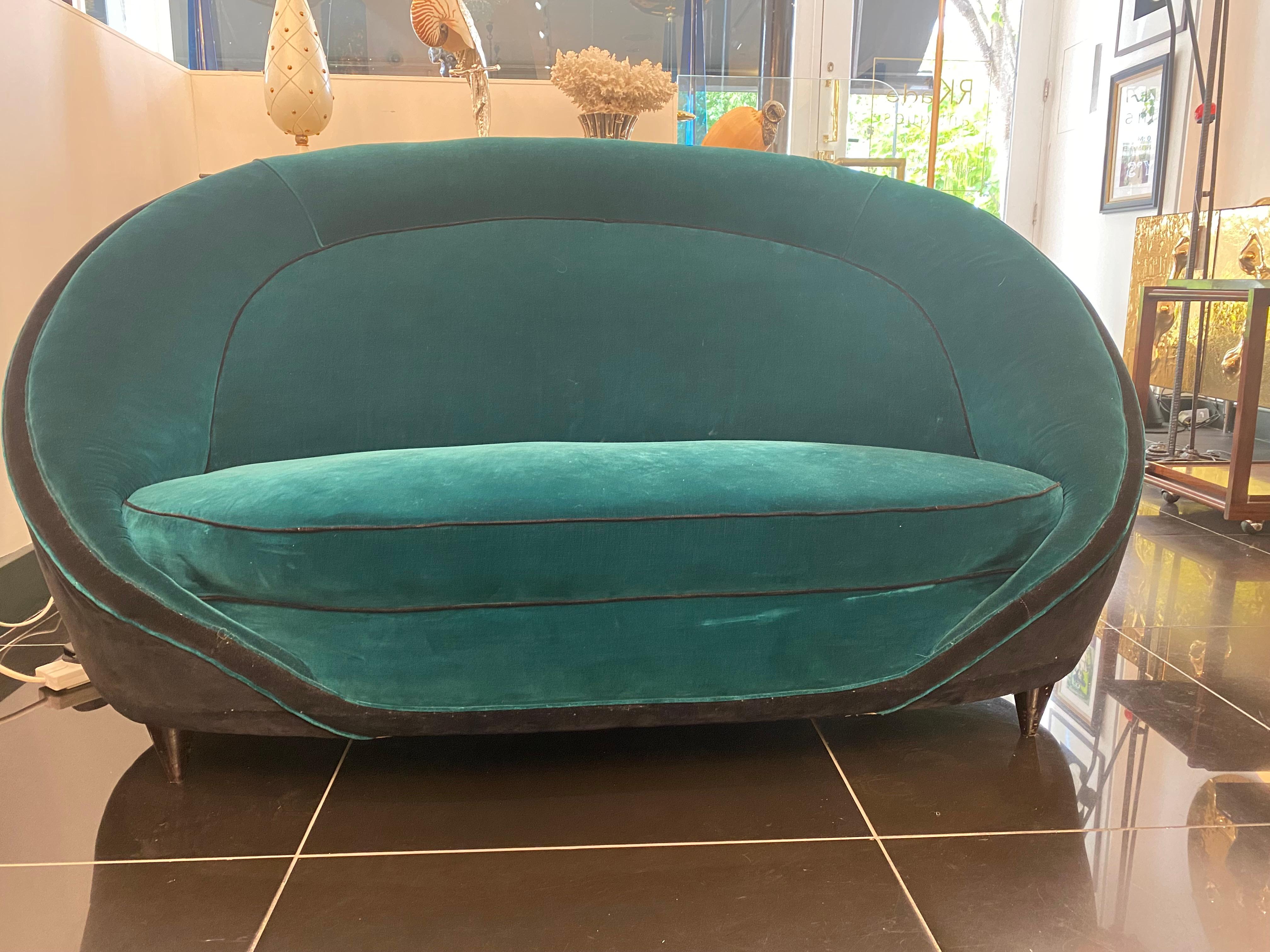 Geschwungenes Sofa aus den 1950er Jahren, das Gio Ponti zugeschrieben wird  (Mitte des 20. Jahrhunderts) im Angebot