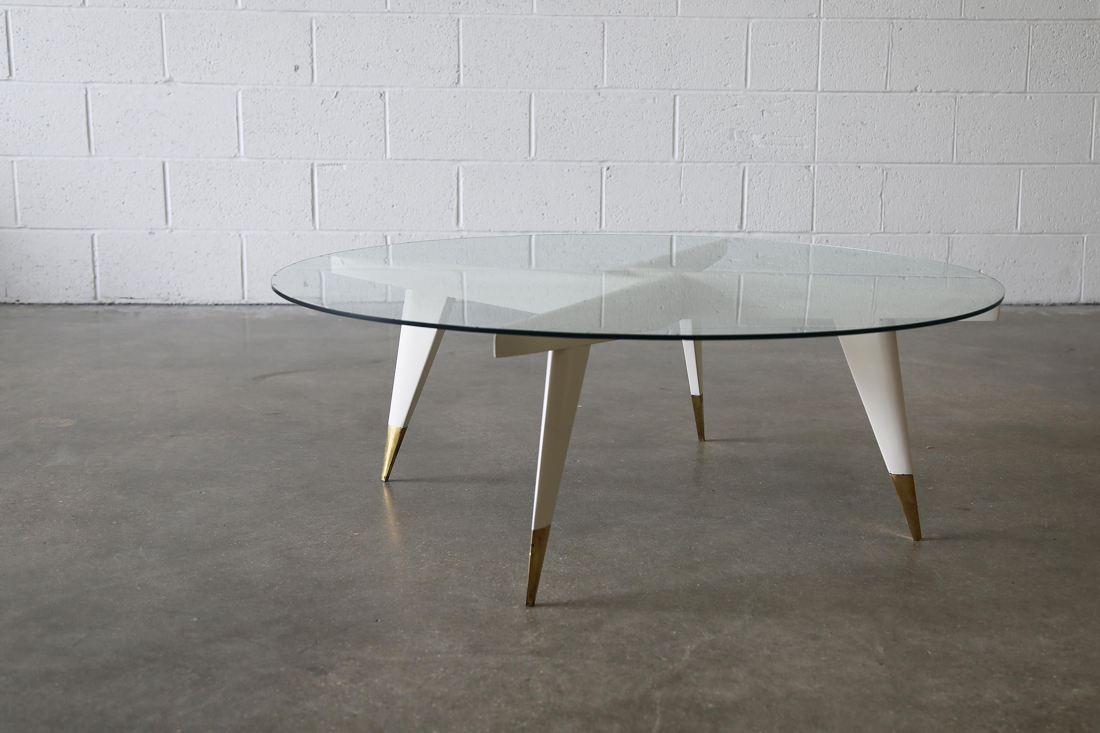 1950er Gio Ponti-Glas-Couchtisch Modell 1101 Singer and Sons, Italien (Messing) im Angebot