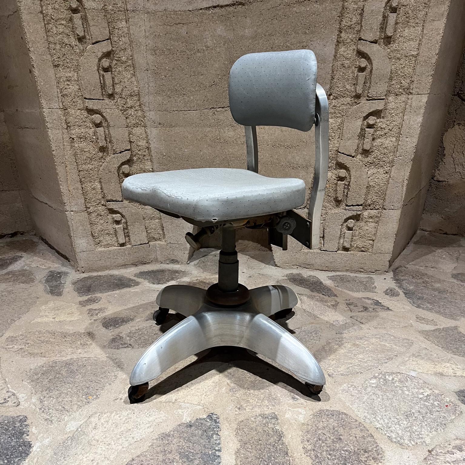 1950s Gio Ponti GoodForm Silver Industrial Tanker Chair Swivel Office en vente 12