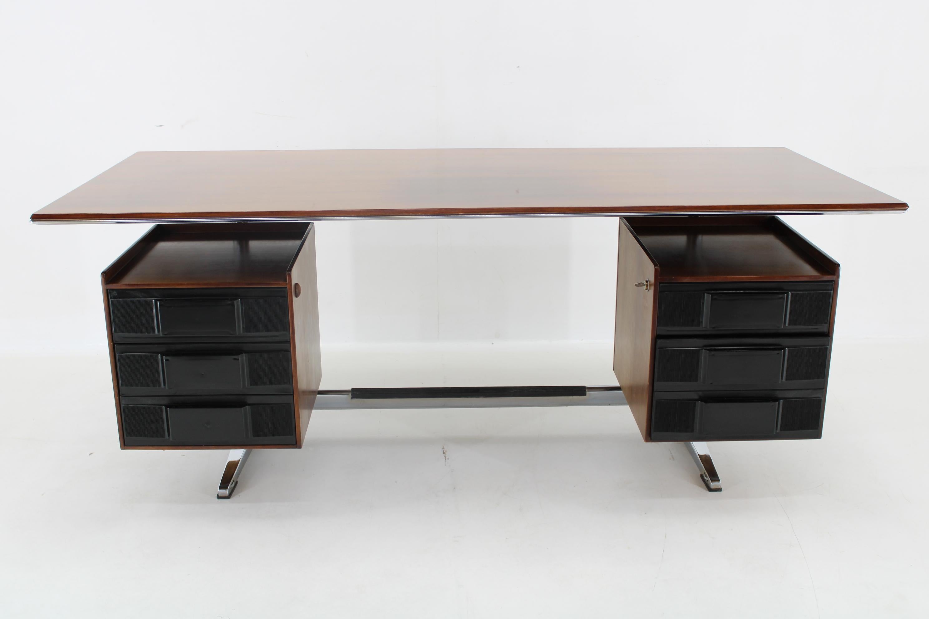 - Created for the Pirelli tower offices-Plastic drawers 
- Good /very good original condition with minor signs of use
- Signed by producer 