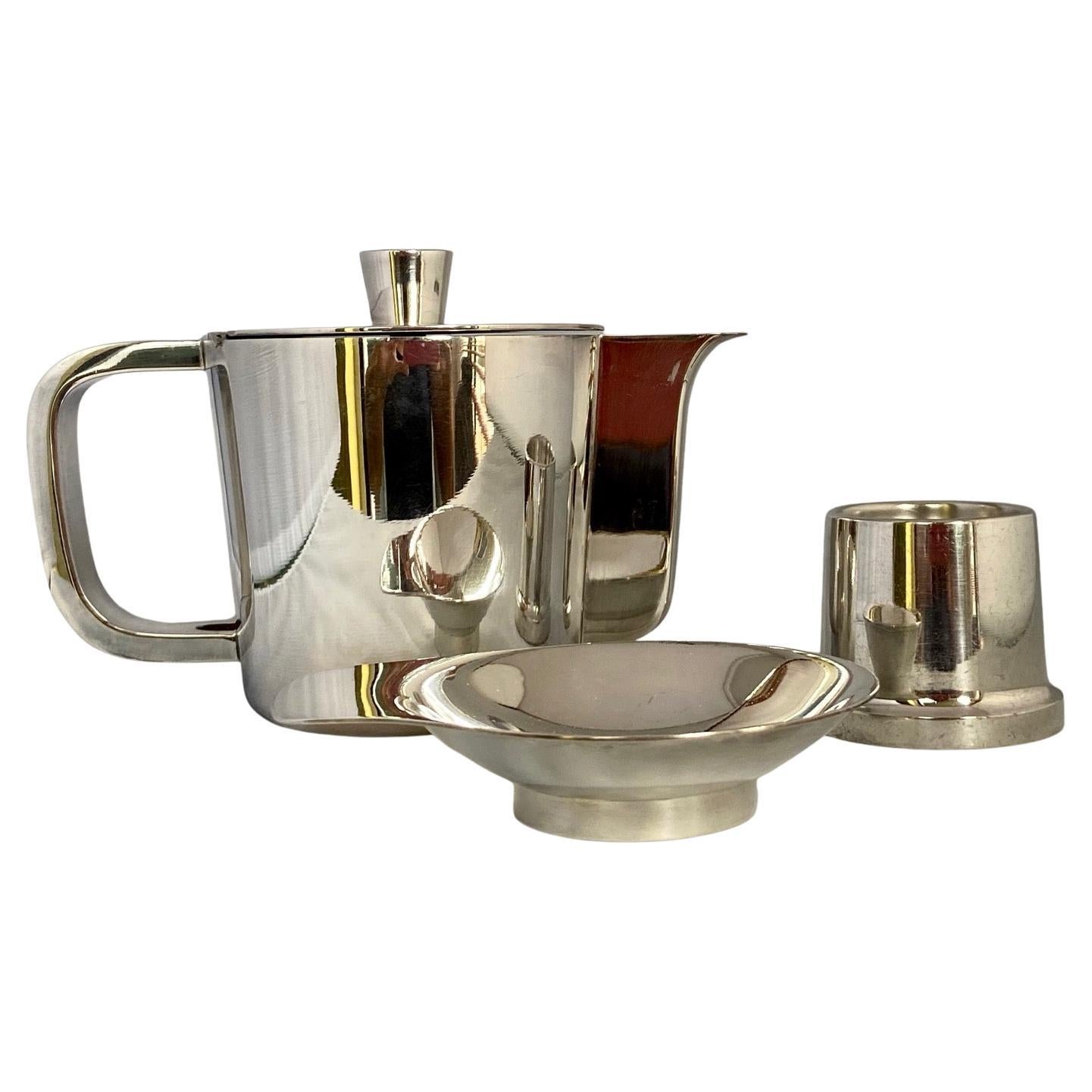 A Gio Ponti mid-century silver plated 53CL unused coffee pot designed for the VI triennale,
an A. Krupp egg cup barely used
as well as a tiny dish, used but in good condition.
All from the Abner's Hotel. All with Arthur Krupp marks.
Literature: Gio