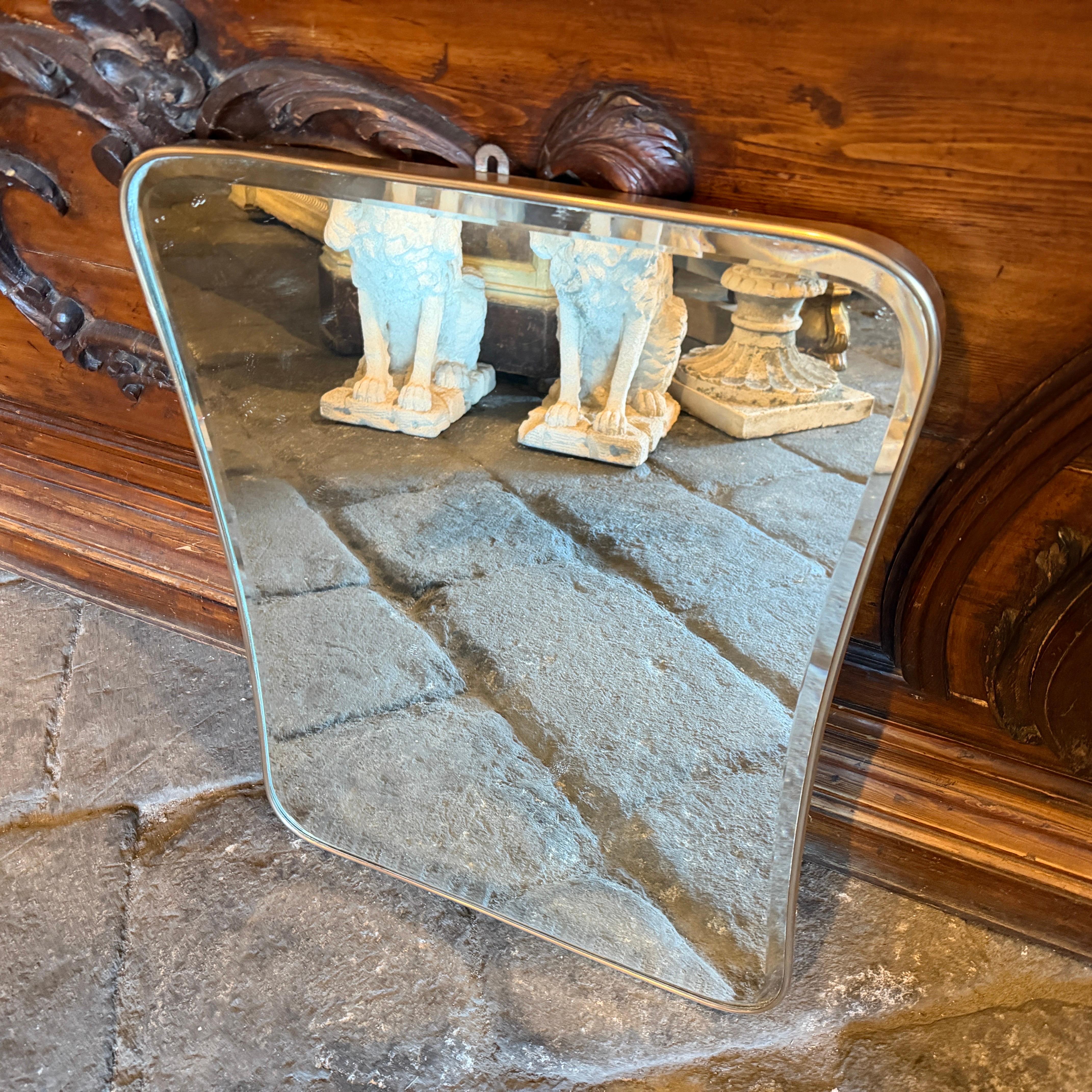 1950s Gio Ponti Style Mid-Century Modern Biscuit Shaped Brass Wall Mirror en venta 2