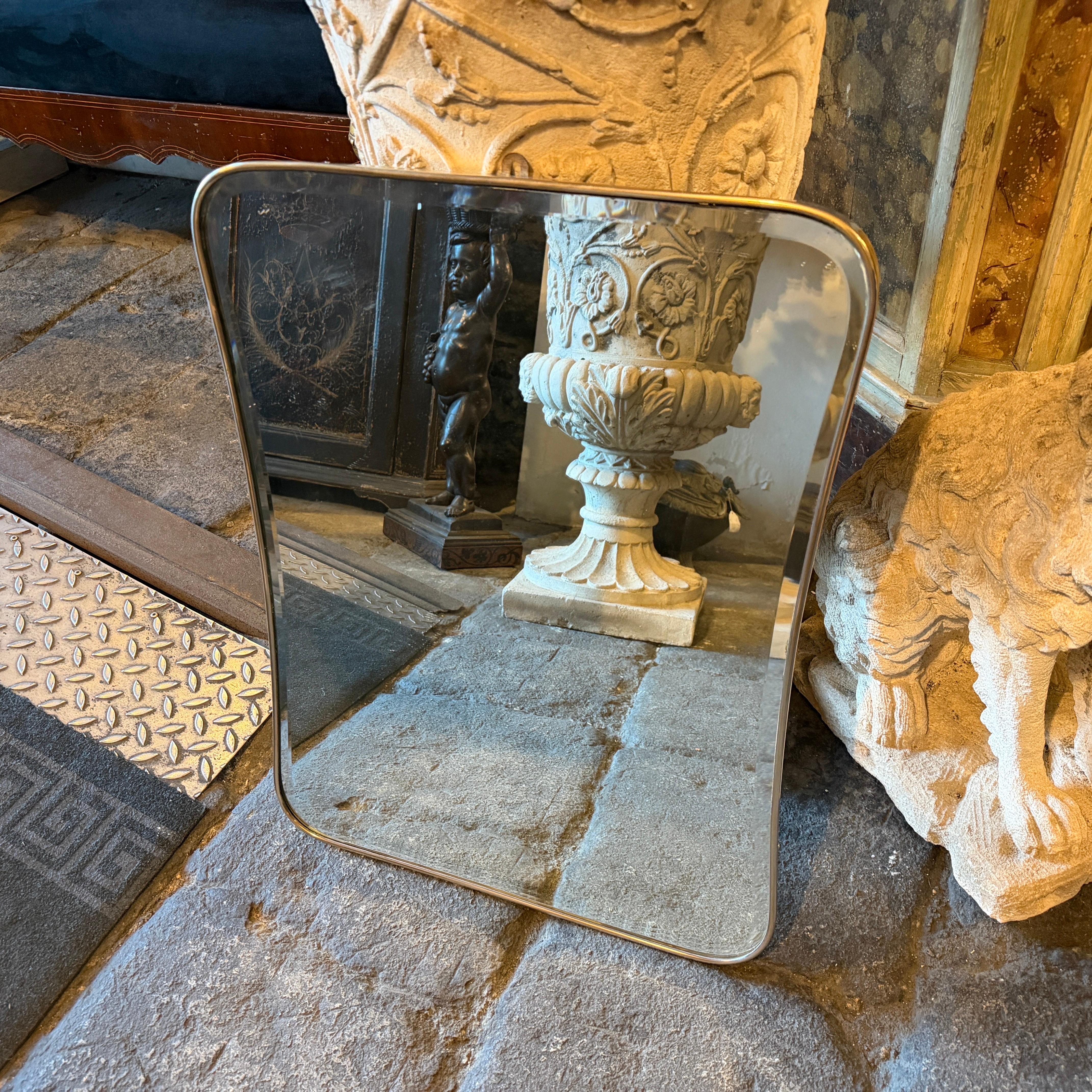 1950s Gio Ponti Style Mid-Century Modern Biscuit Shaped Brass Wall Mirror en venta 3