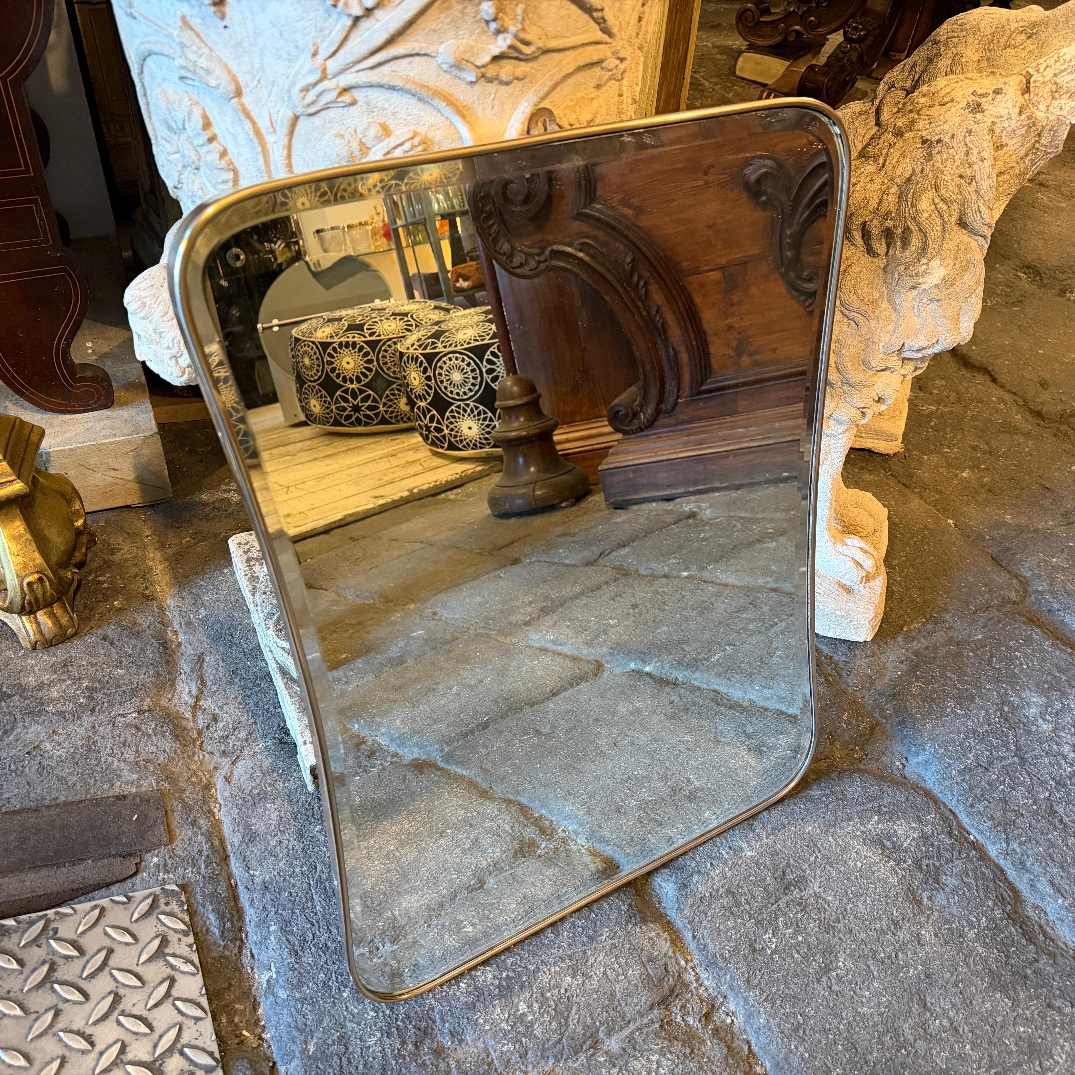 1950s Gio Ponti Style Mid-Century Modern Biscuit Shaped Brass Wall Mirror en venta 4