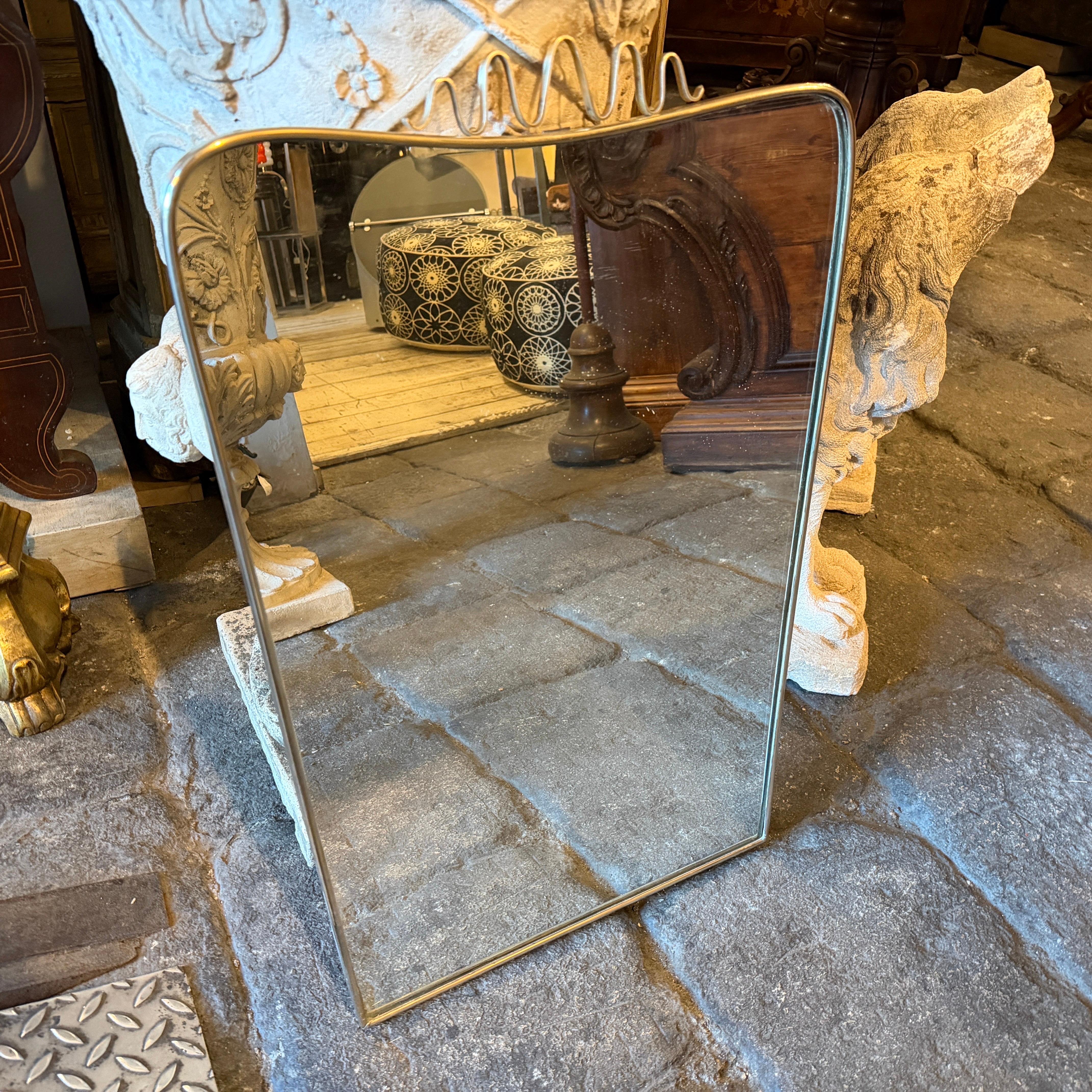 1950s Gio Ponti Style Mid-Century Modern Biscuit Shaped Brass Wall Mirror en venta 6