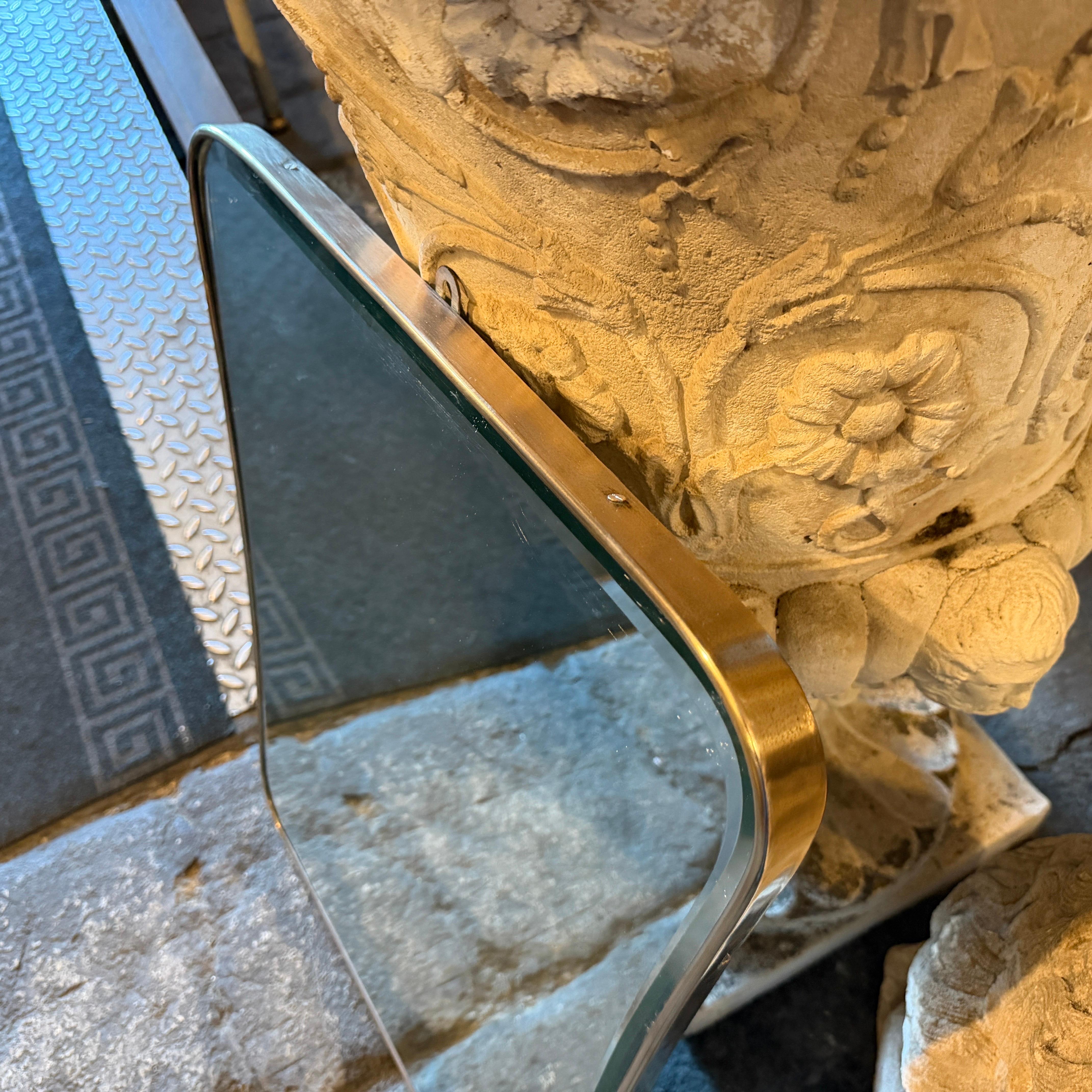 1950s Gio Ponti Style Mid-Century Modern Biscuit Shaped Brass Wall Mirror en venta 7