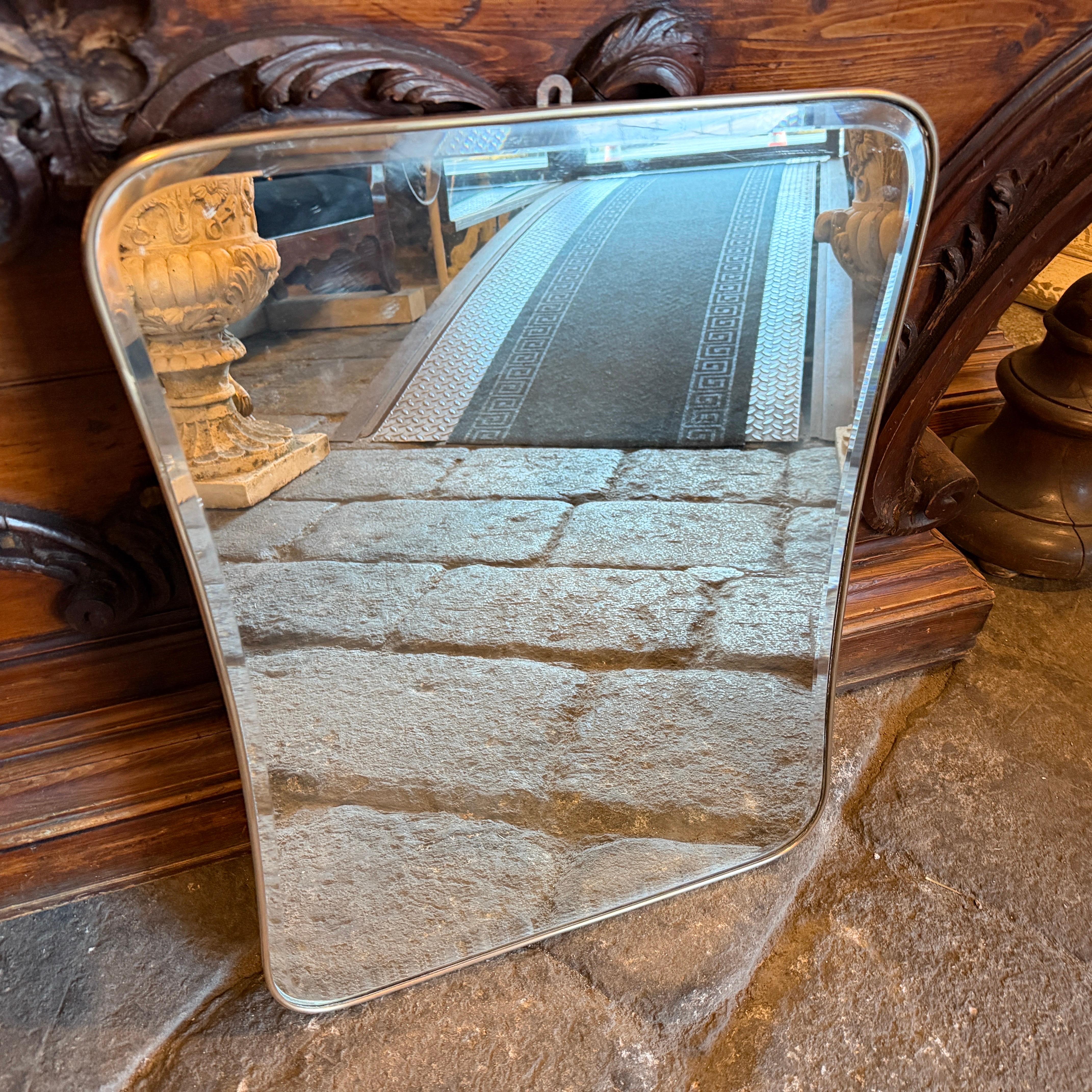 1950s Gio Ponti Style Mid-Century Modern Biscuit Shaped Brass Wall Mirror Moderno de mediados de siglo en venta