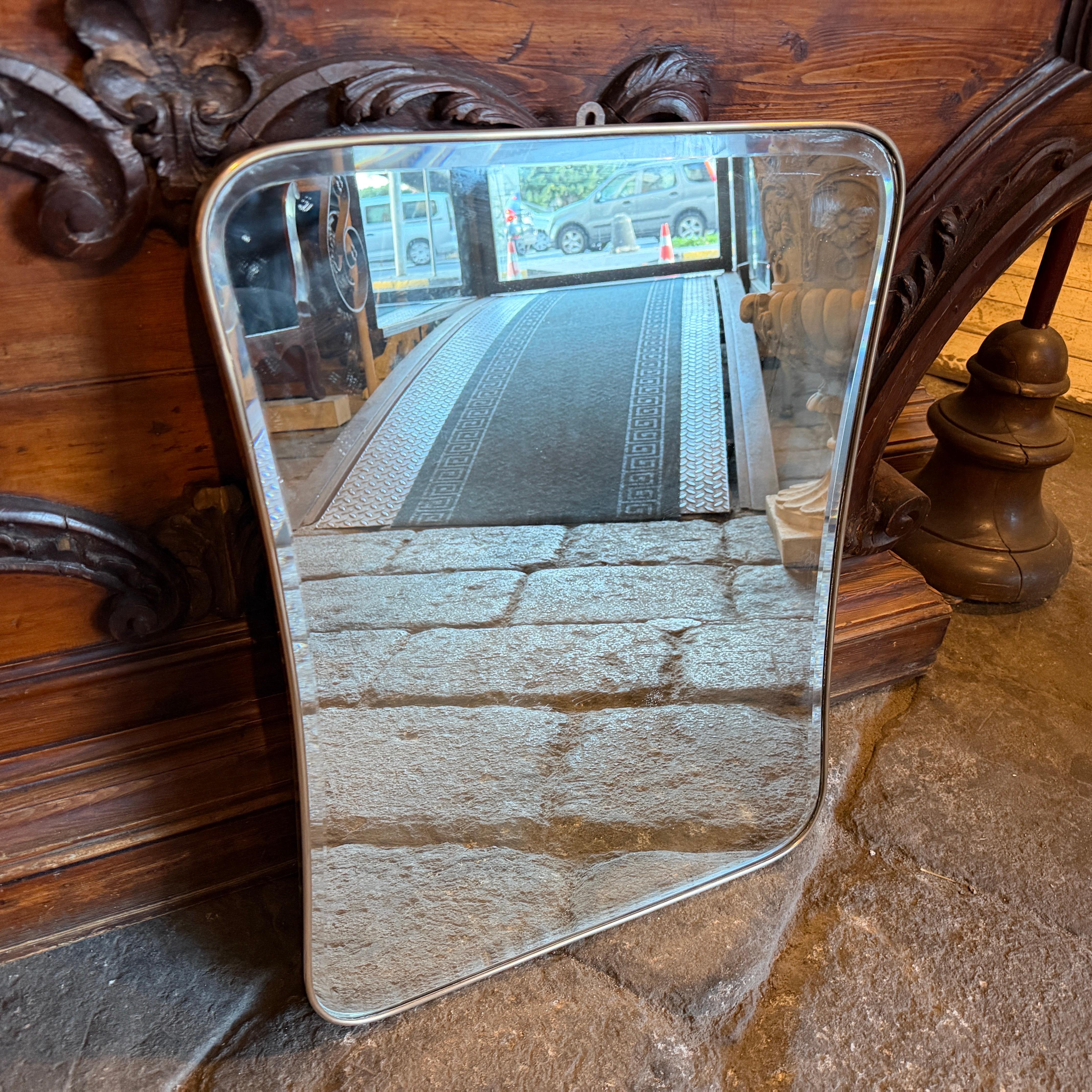 1950s Gio Ponti Style Mid-Century Modern Biscuit Shaped Brass Wall Mirror Hecho a mano en venta