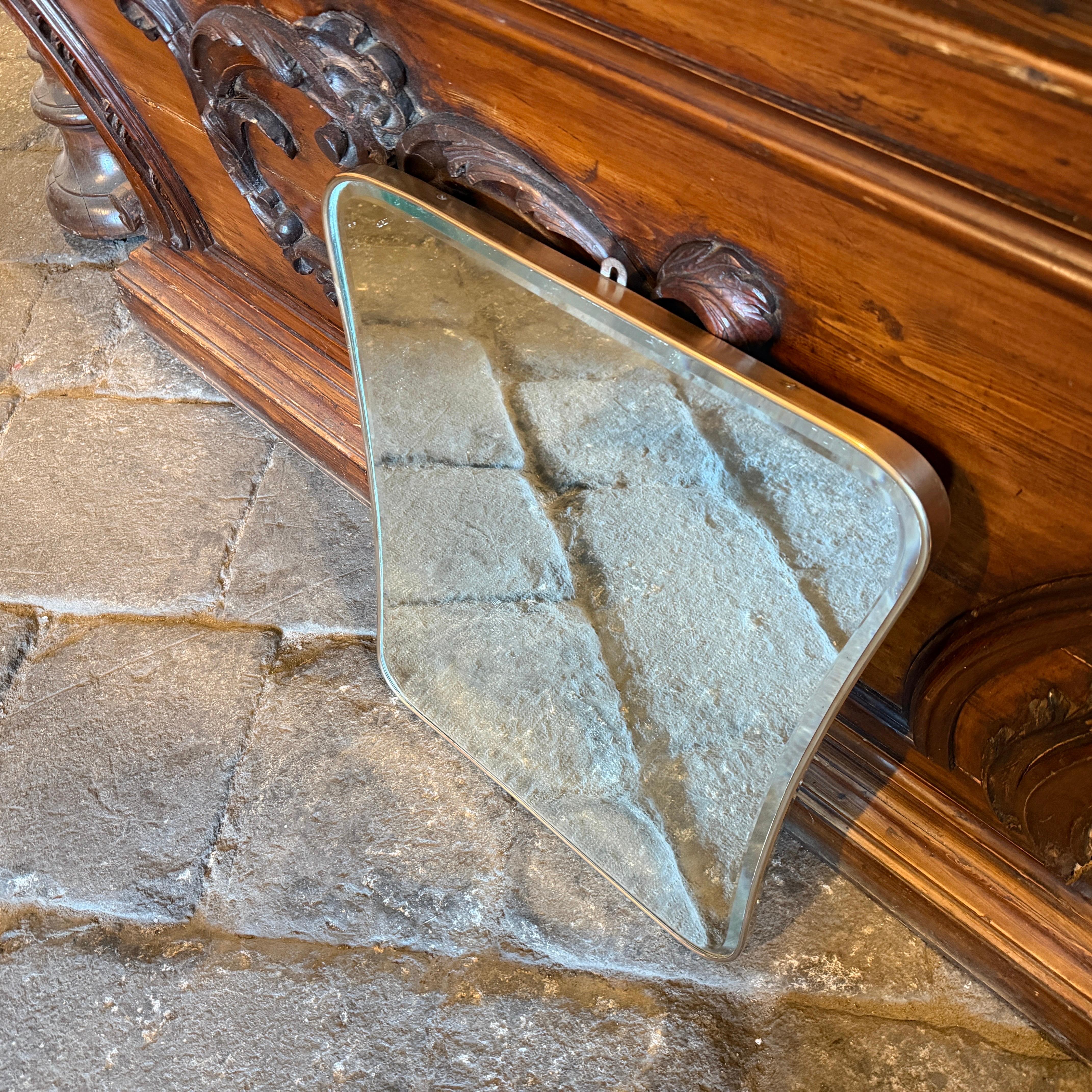 1950s Gio Ponti Style Mid-Century Modern Biscuit Shaped Brass Wall Mirror en Bueno estado para la venta en Aci Castello, IT