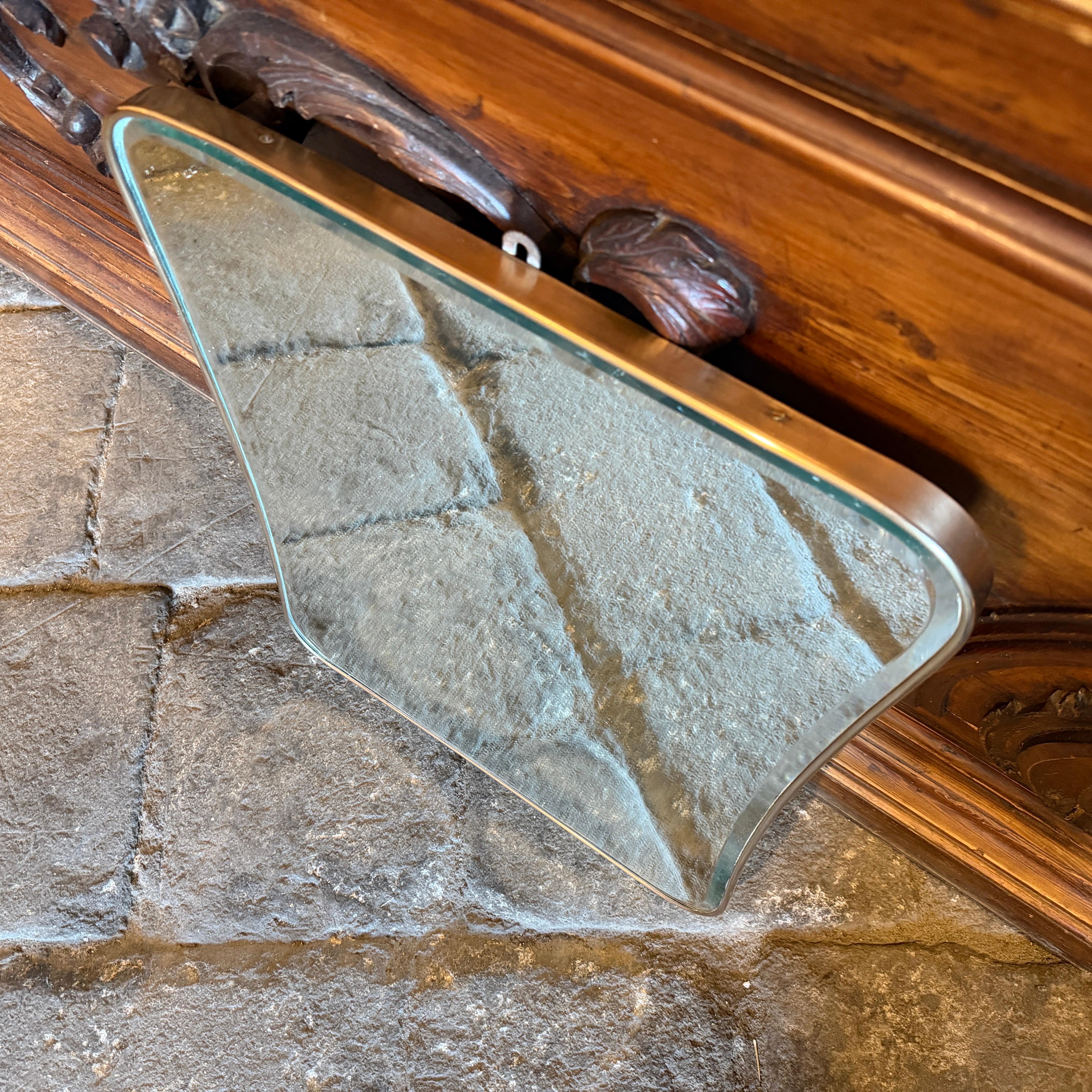 1950s Gio Ponti Style Mid-Century Modern Biscuit Shaped Brass Wall Mirror Latón en venta