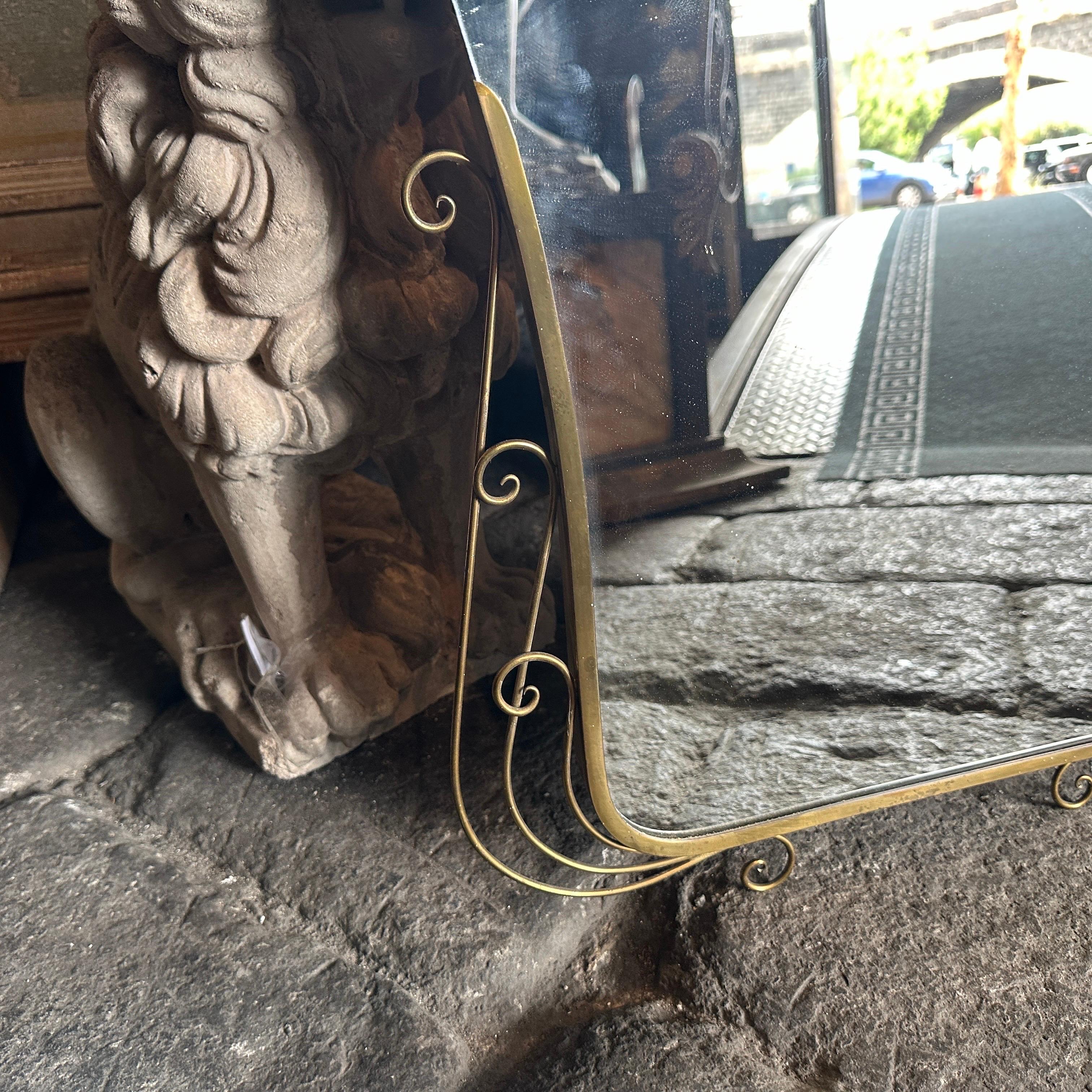1950s Gio Ponti Style Mid-Century Modern Brass and Glass Wall Mirror In Good Condition For Sale In Aci Castello, IT