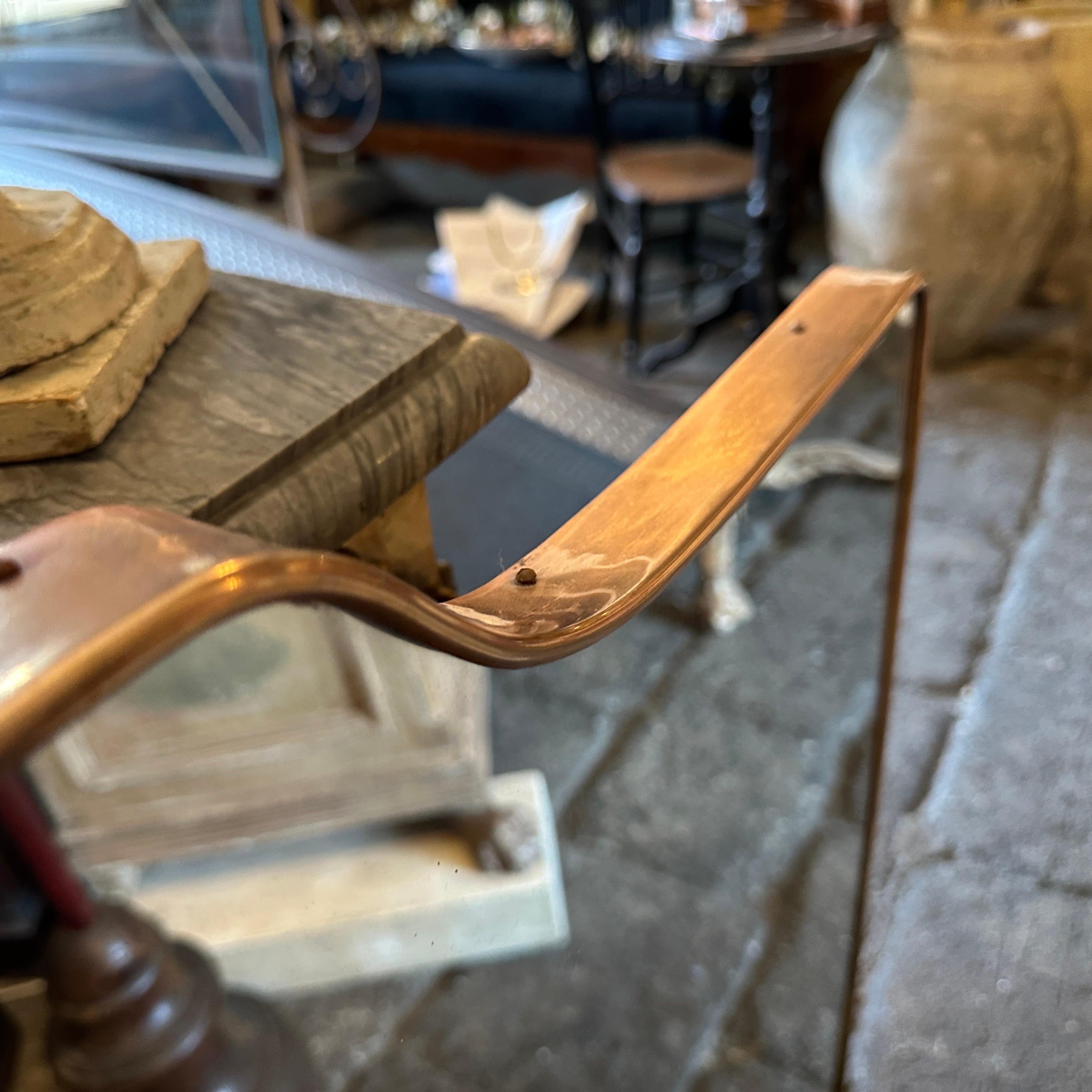 1950er Gio Ponti Stil Mitte des Jahrhunderts Modern Messing Big Shield Wandspiegel im Angebot 4
