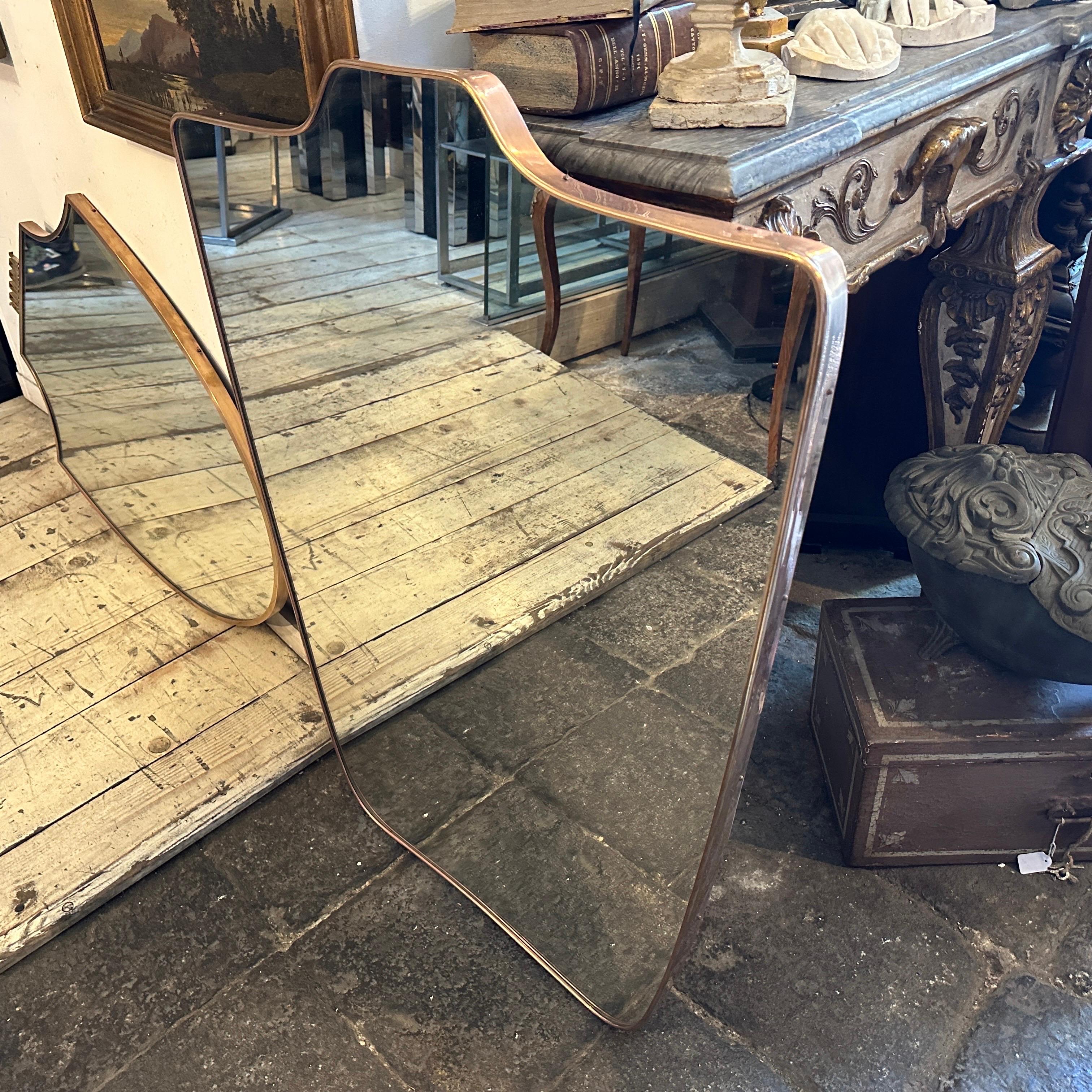 1950er Gio Ponti Stil Mitte des Jahrhunderts Modern Messing Big Shield Wandspiegel (Moderne der Mitte des Jahrhunderts) im Angebot