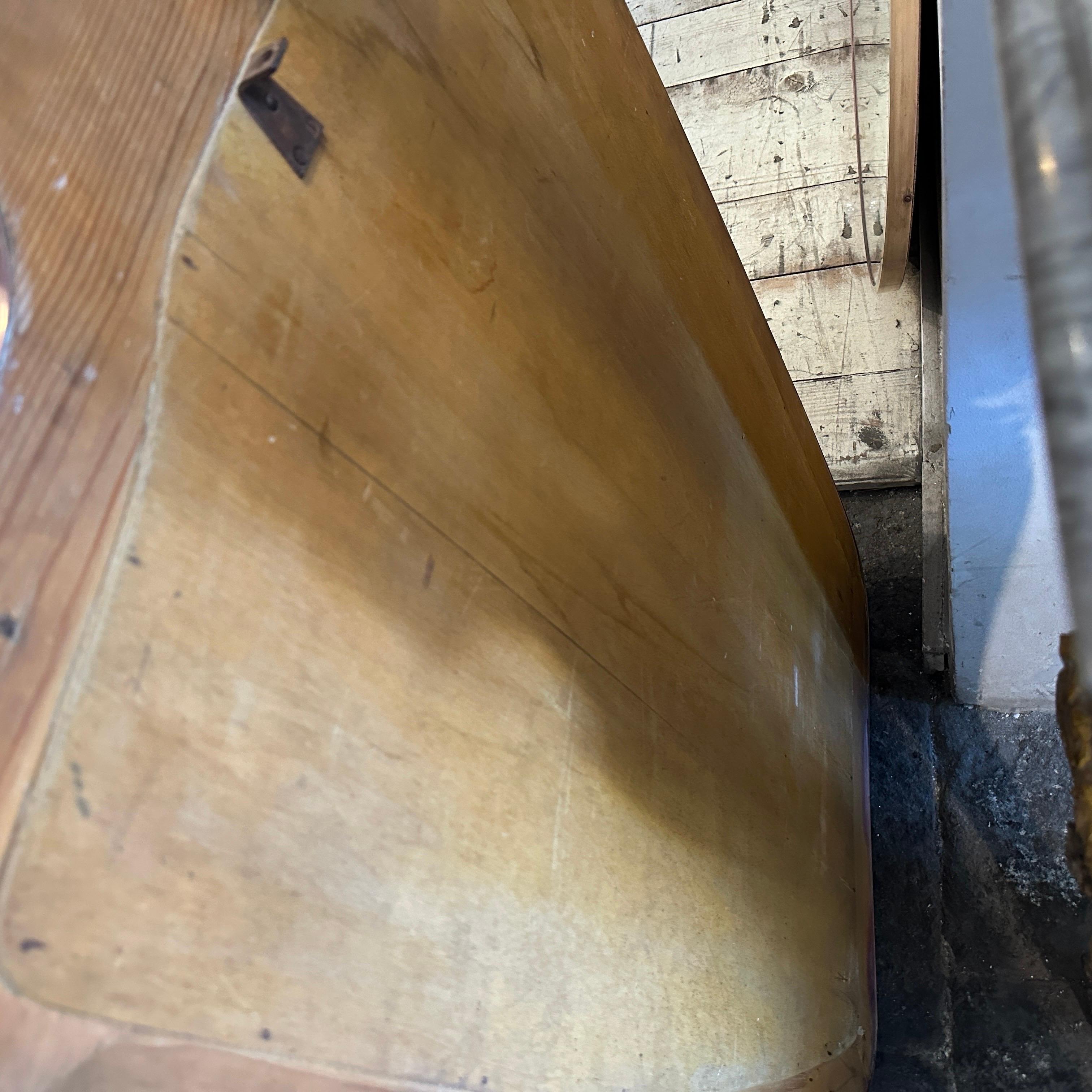 1950er Gio Ponti Stil Mitte des Jahrhunderts Modern Messing Big Shield Wandspiegel (20. Jahrhundert) im Angebot