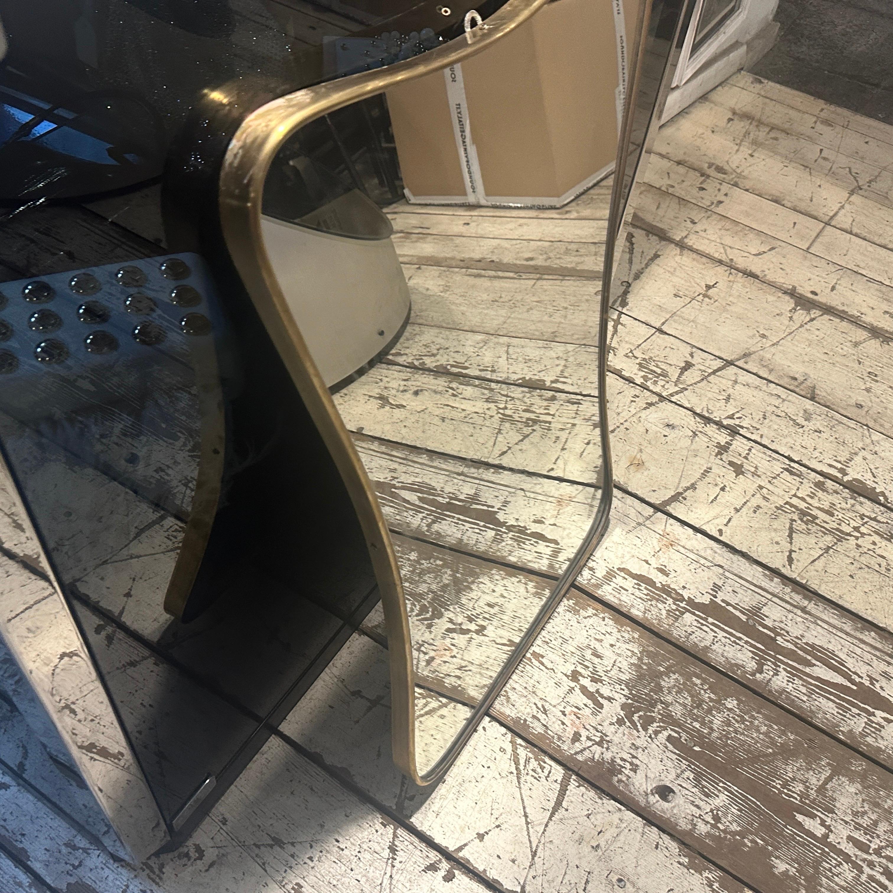 Espejo de pared en forma de galleta de latón de los años 50, estilo Gio Ponti, moderno de mediados de siglo en venta 4