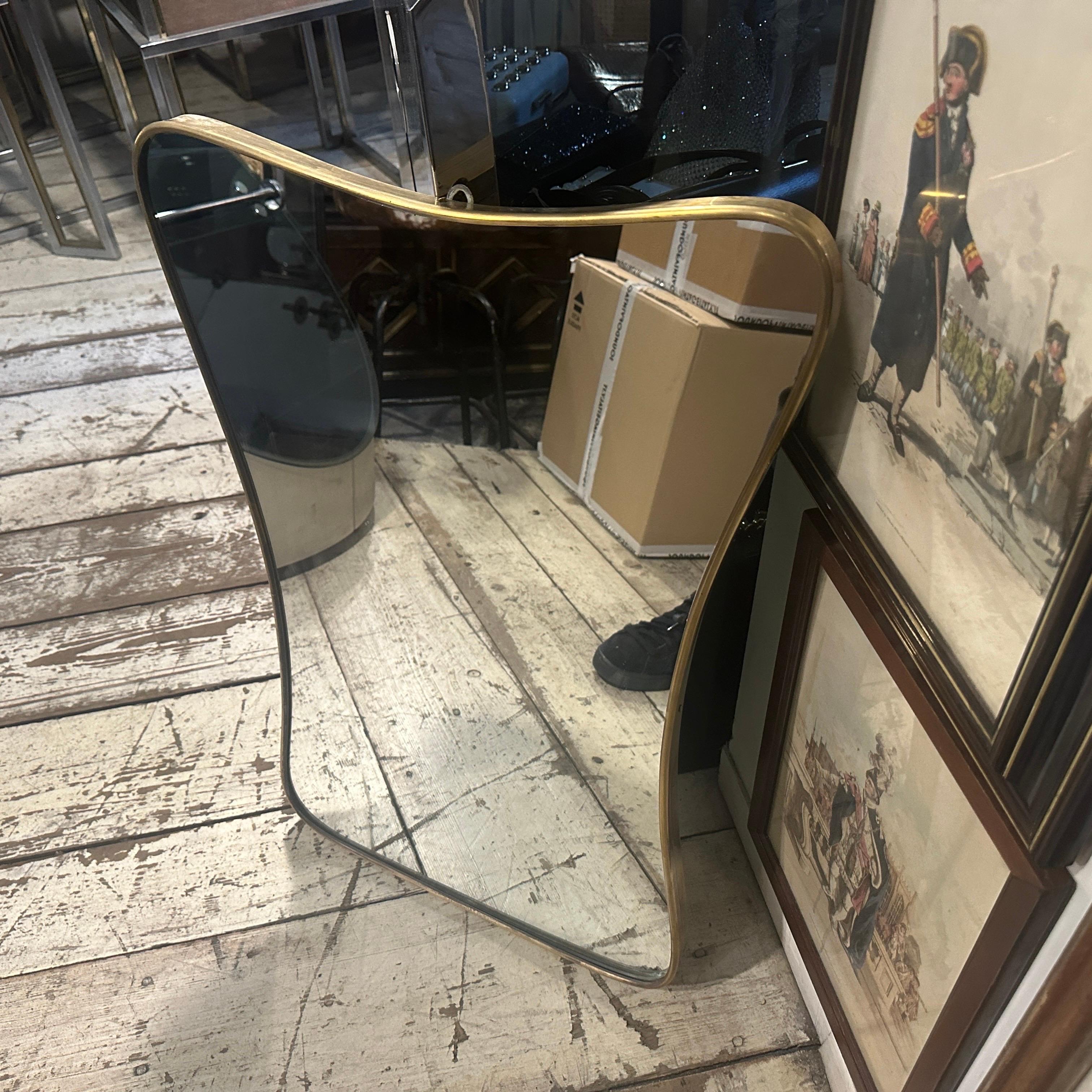 Un asombroso espejo de pared moderno de mediados de siglo con forma de galleta, fabricado a mano en Italia en los años cincuenta a la manera de Gio Ponti, que utilizó estos espejos de pared para amueblar las casas más prestigiosas de Milán en los