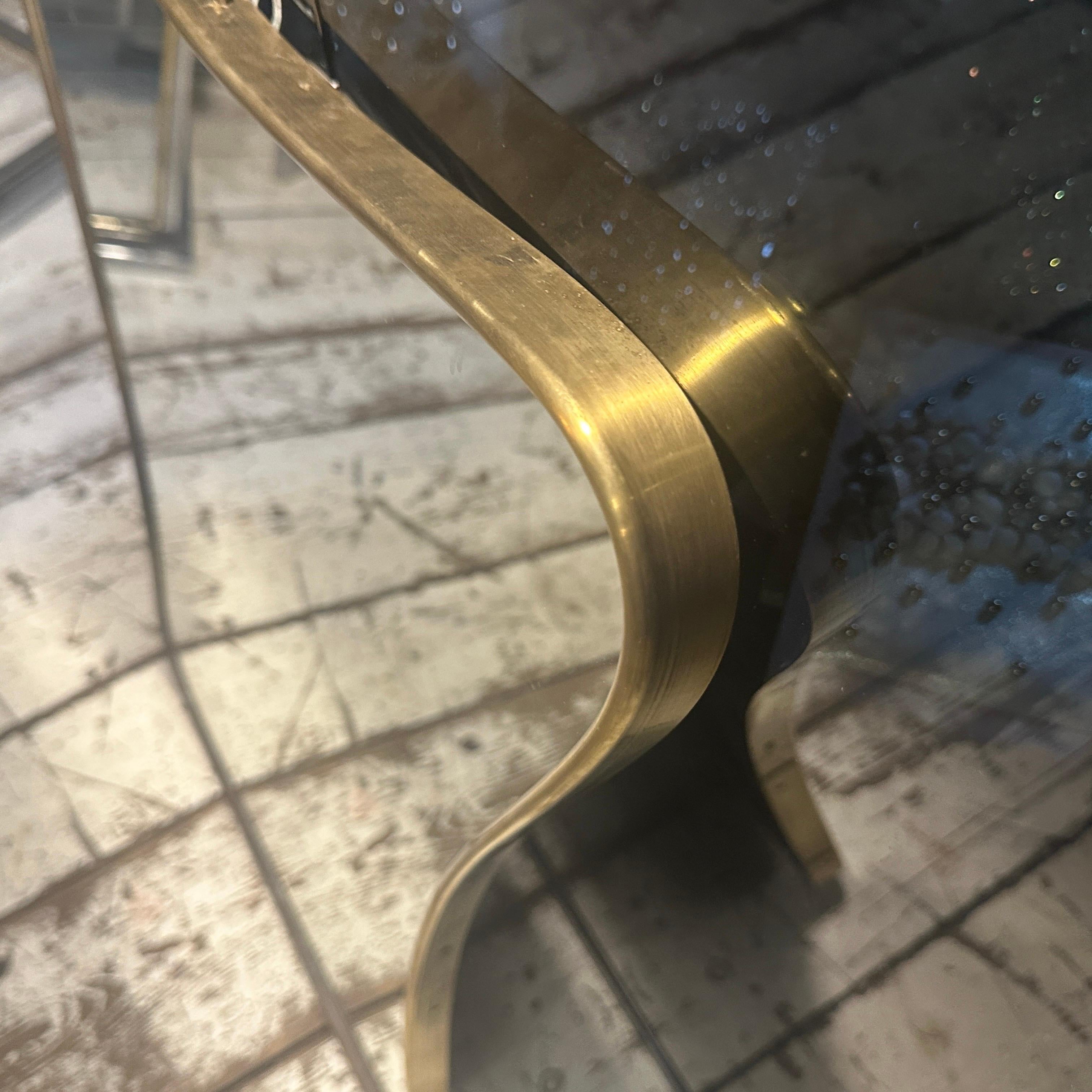 Espejo de pared en forma de galleta de latón de los años 50, estilo Gio Ponti, moderno de mediados de siglo siglo XX en venta